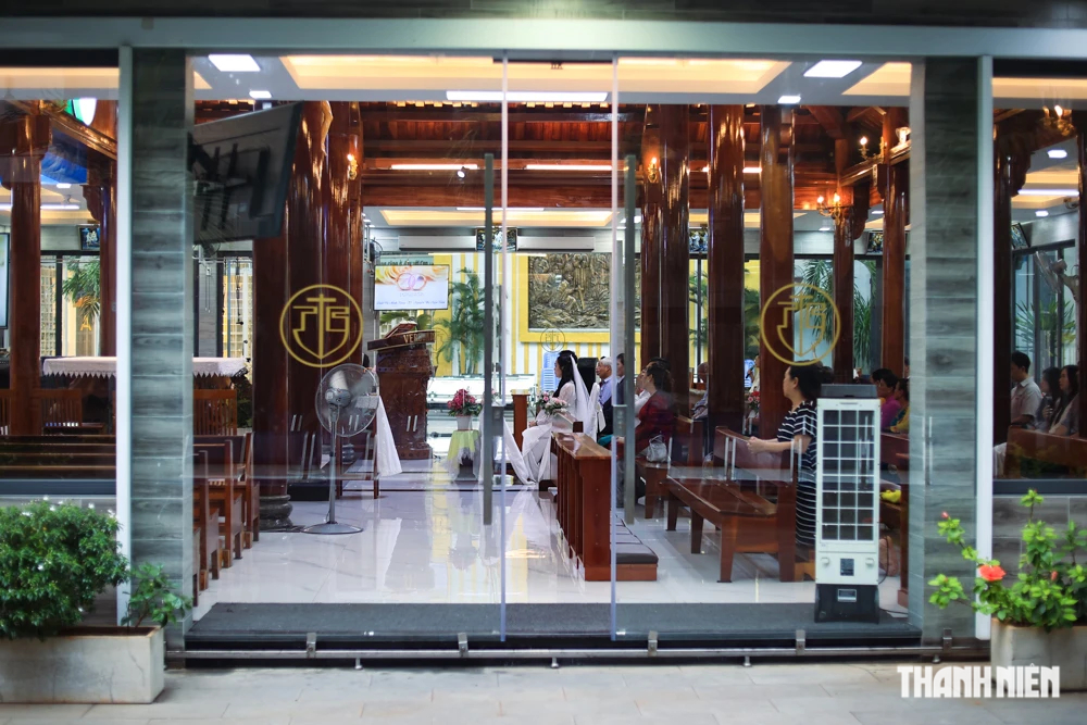 Nhà thờ gỗ 'xuyên thấu' ở TP.HCM có gì đặc biệt?- Ảnh 4.