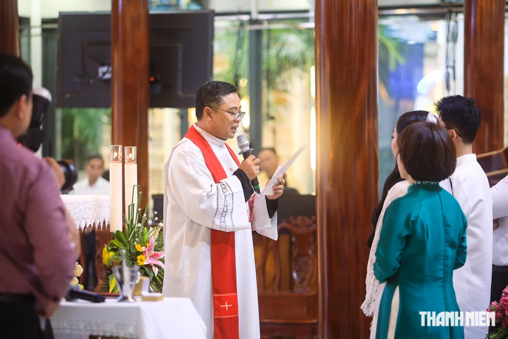 Nhà thờ gỗ 'xuyên thấu' ở TP.HCM có gì đặc biệt?- Ảnh 3.