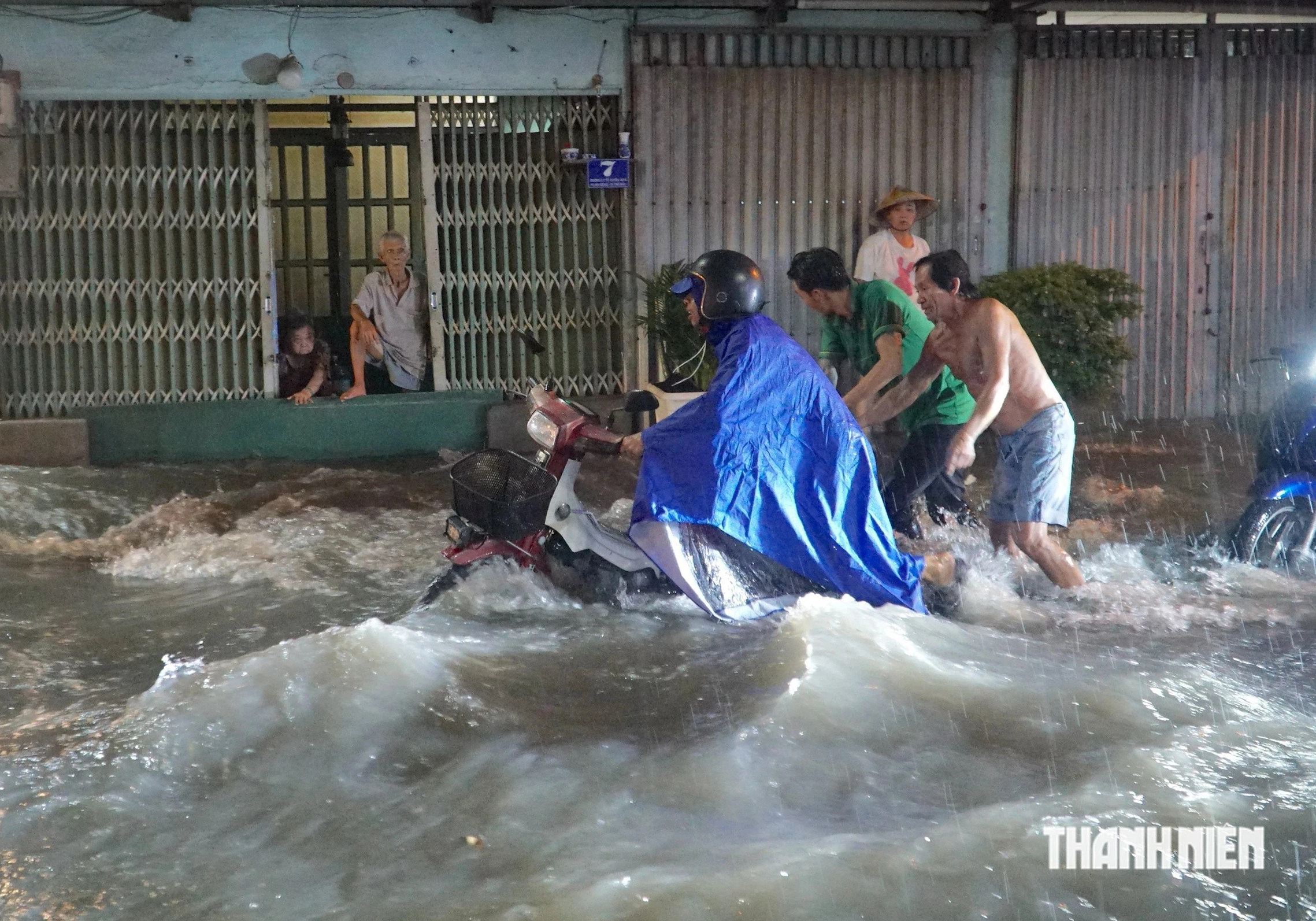 12 tỉnh, thành ở Nam bộ và Nam Trung bộ ứng phó đợt mưa lớn 400 mm - Ảnh 1.