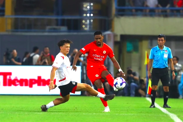 Lộ diện nhân vật thay Thành Chung gánh vác hàng thủ Việt Nam tại FIFA ASEAN Cup
- Ảnh 2.