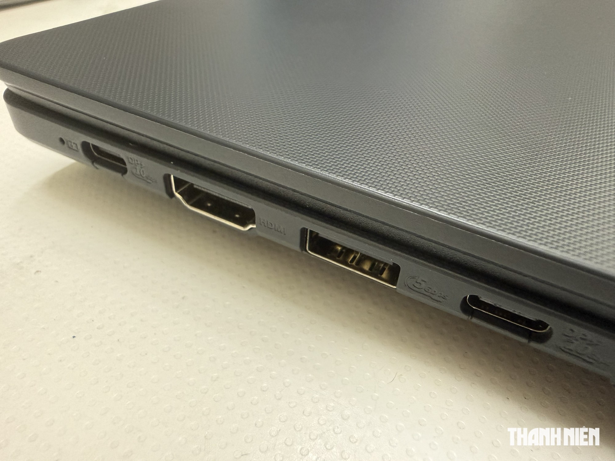 Đây là lý do người dùng nên chọn laptop với 2 cổng sạc - Ảnh 1.