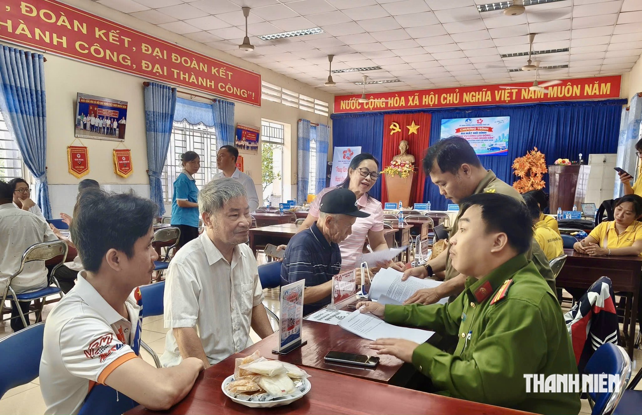 Dịch vụ công ở TP.HCM được đưa đến tận khu phố phục vụ người dân- Ảnh 2.