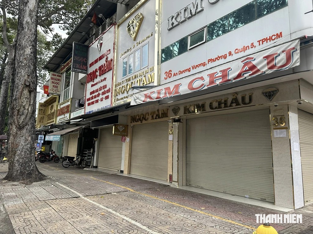 Một số cửa hàng kim cương hoạt động trở lại - Ảnh 1.