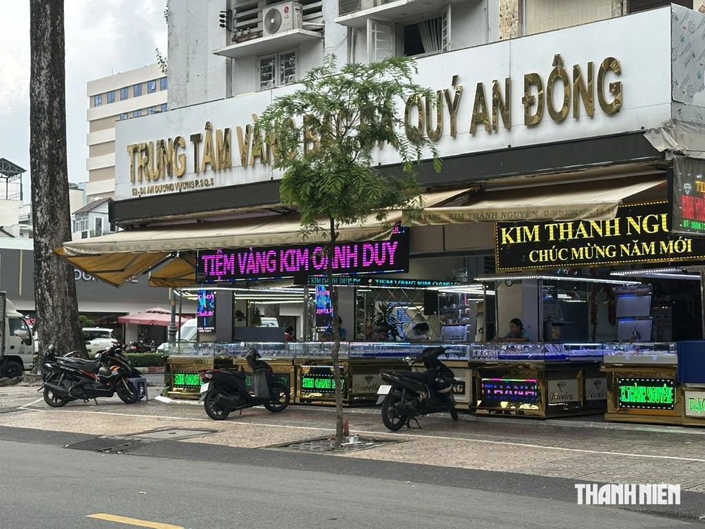 Một số cửa hàng kim cương hoạt động trở lại - Ảnh 2.