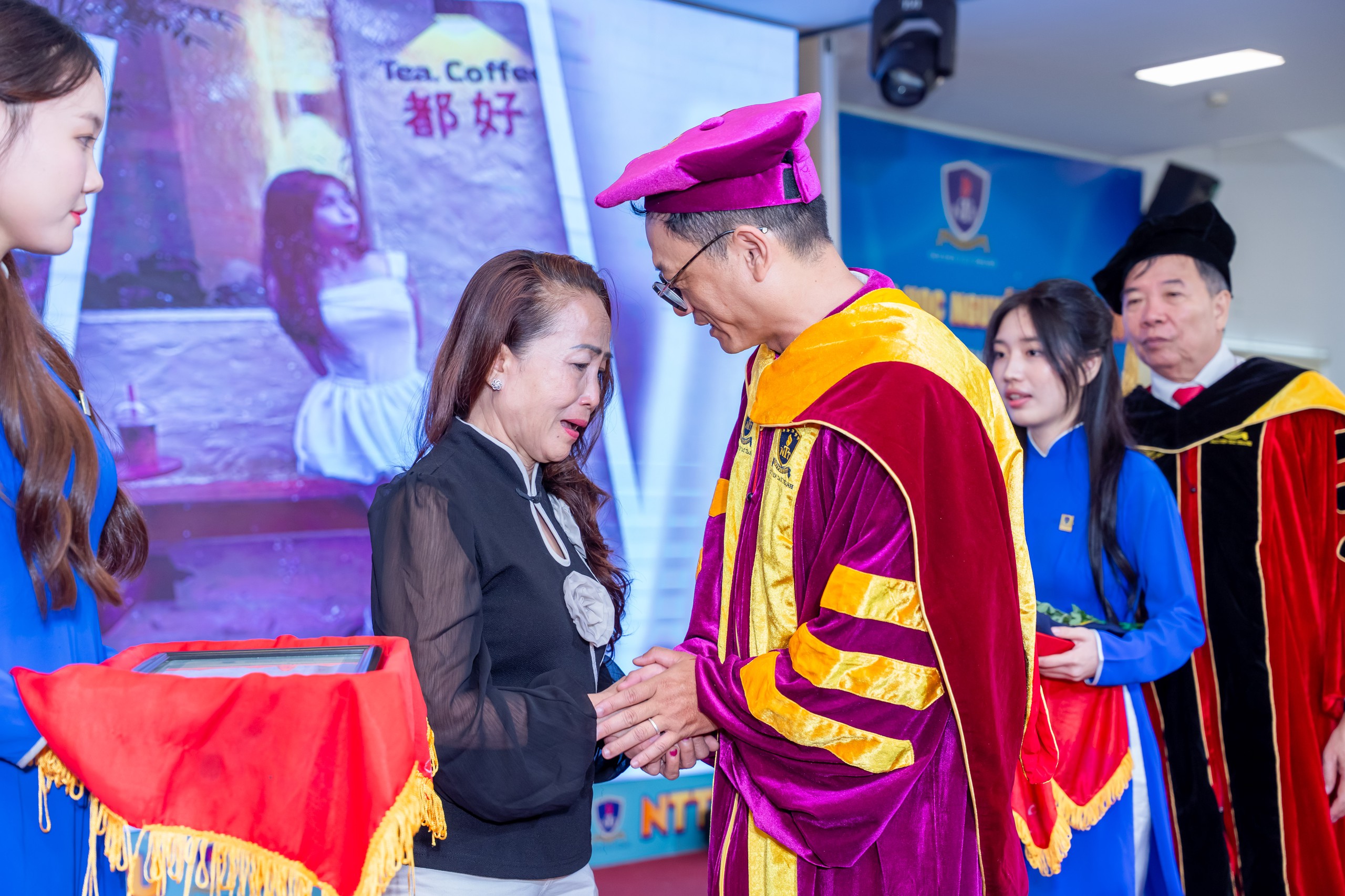 Khoảng lặng trong lễ tốt nghiệp ở Trường ĐH Nguyễn Tất Thành - Ảnh 4.