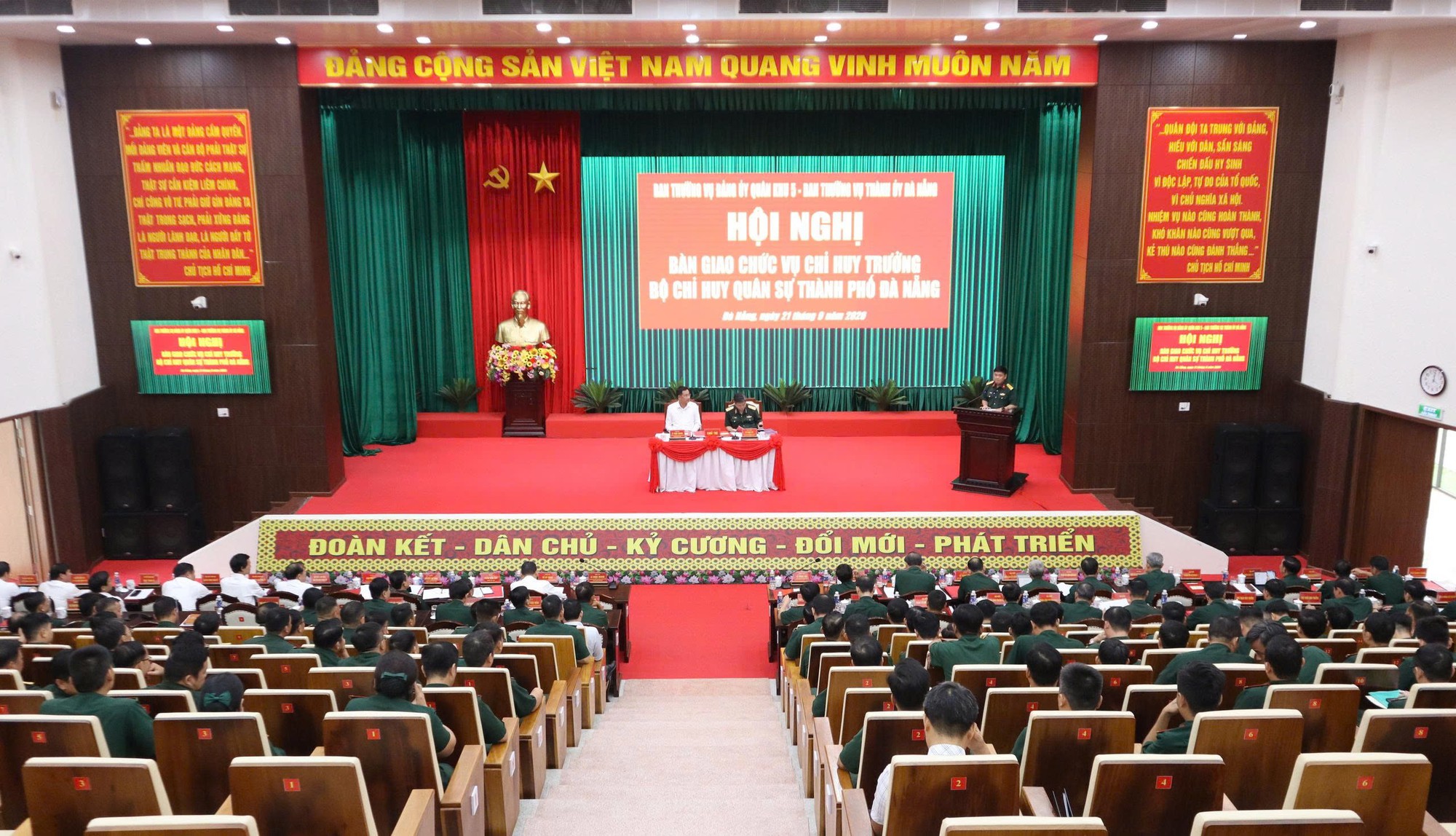 Tân Chỉ huy trưởng Bộ Chỉ huy quân sự Đà Nẵng tiếp nhận nhiệm vụ mới- Ảnh 1.