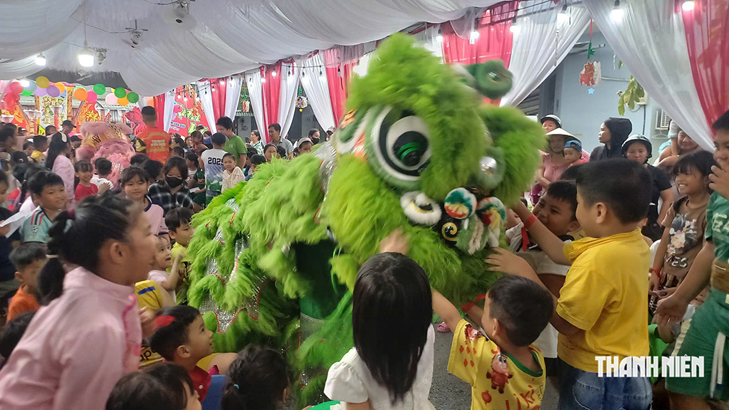 Trung thu thêm trọn vẹn từ những tấm lòng yêu thương - Ảnh 1.
