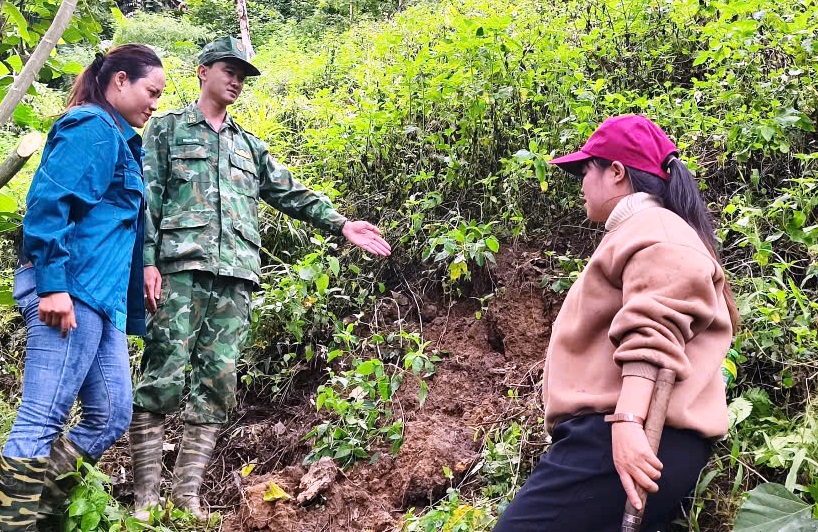 Đỉnh núi xuất hiện nhiều vết nứt lớn, hàng chục hộ dân phải di dời khẩn cấp- Ảnh 1.