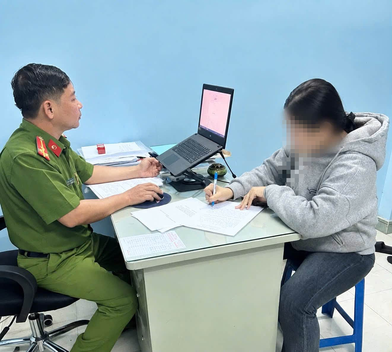 Cặp đôi vẽ ra màn kịch "cướp giật điện thoại giữa đêm" để lừa gia đình - Ảnh 1.