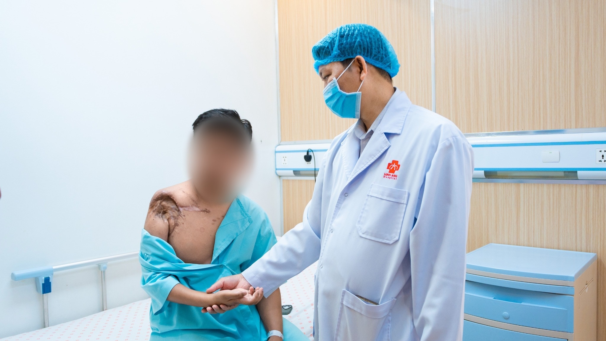 Chuyển cơ đùi lên tay cho chàng trai liệt tay suốt 3 năm - Ảnh 1.
