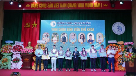 Trường Y Dược - Đại học Đà Nẵng hướng tới bước chuyển mới ở tuổi 20 - Ảnh 1.