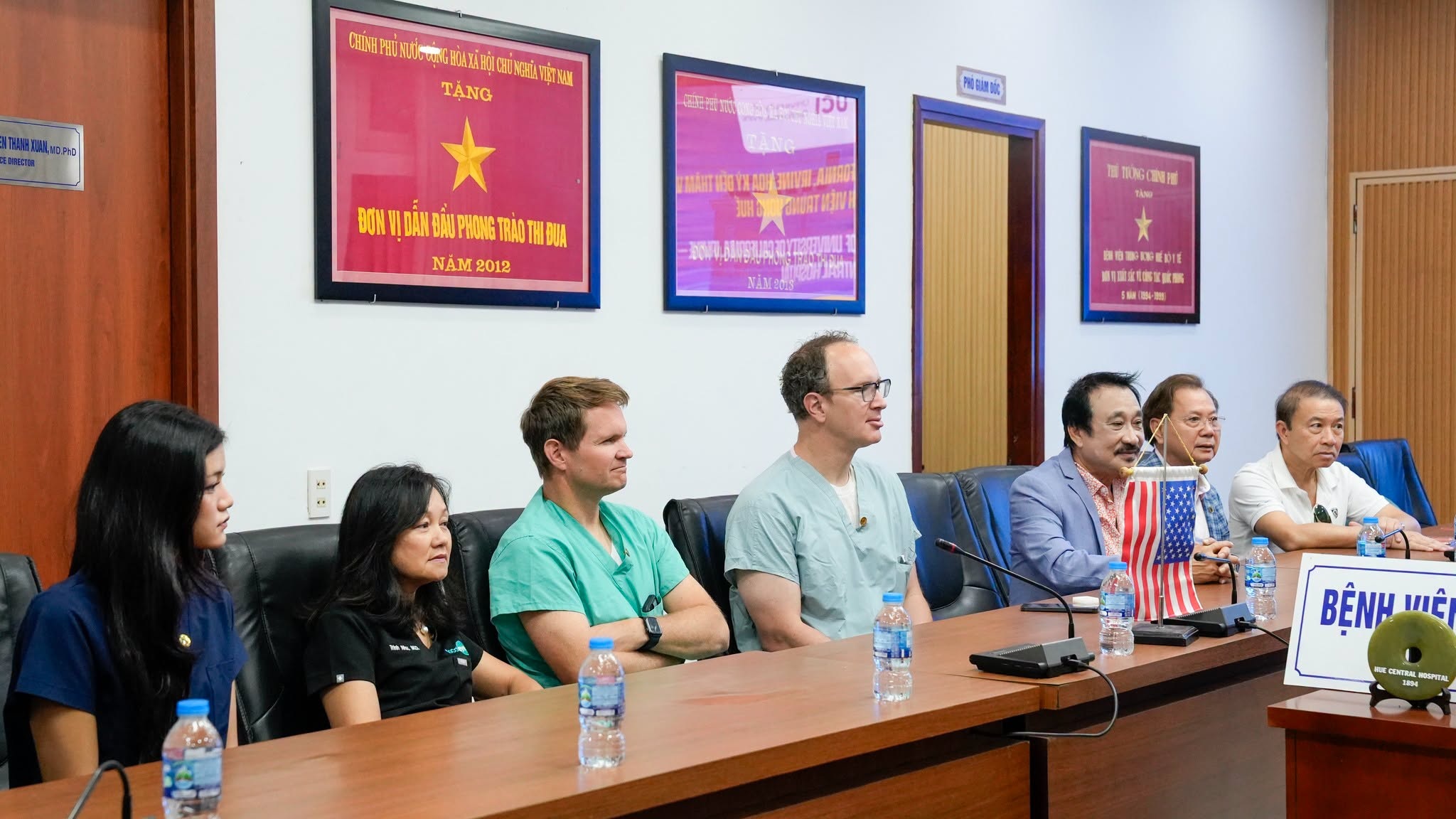 Chuyên gia Mỹ đến Huế trao đổi chuyên môn, hợp tác đào tạo phẫu thuật mắt- Ảnh 1.