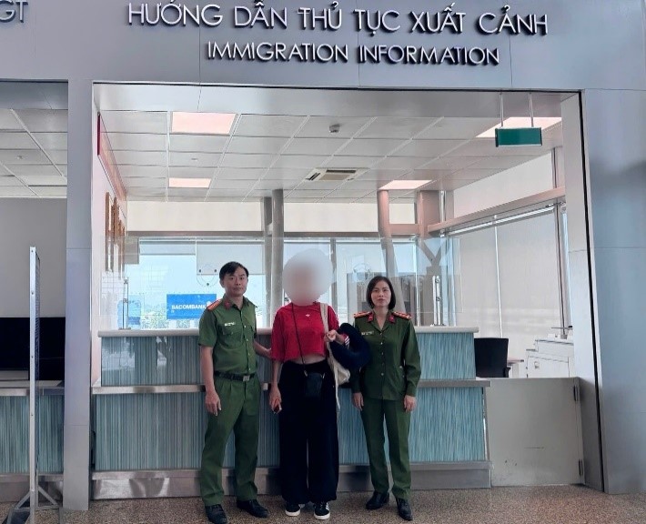 Khánh Hòa: Trục xuất nữ du khách Nga làm xiếc trên đường - Ảnh 2.