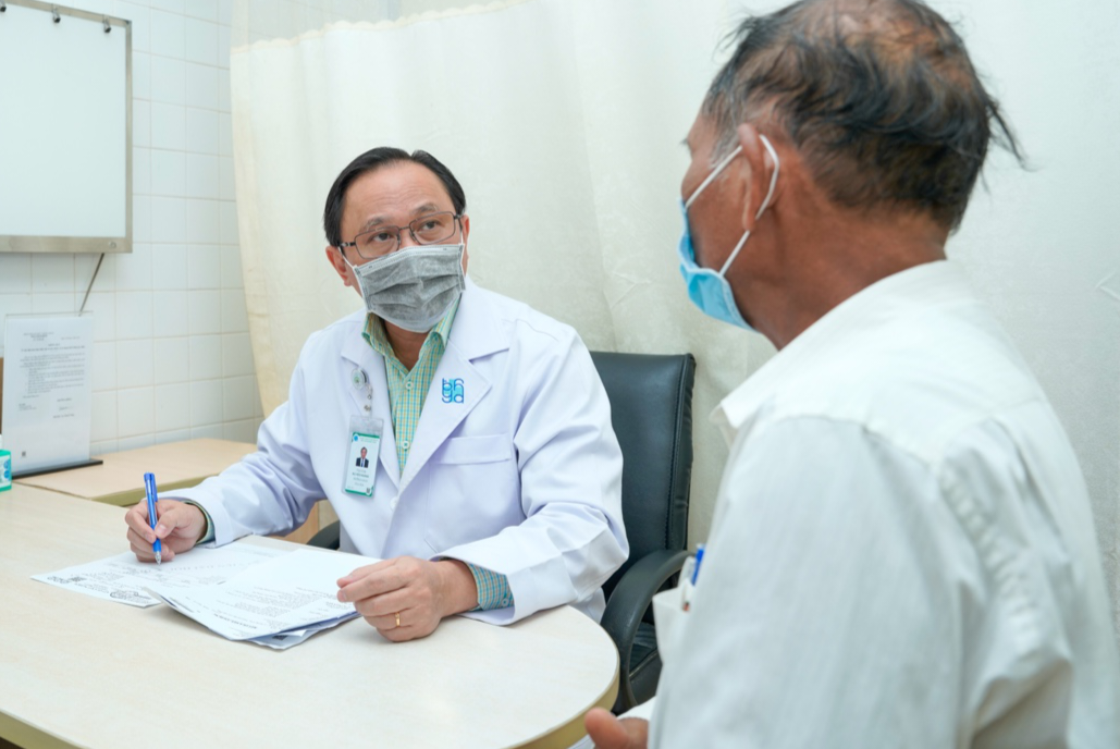 Táo bón ở người cao tuổi: Vì sao cần xử trí đúng cách? - Ảnh 1.