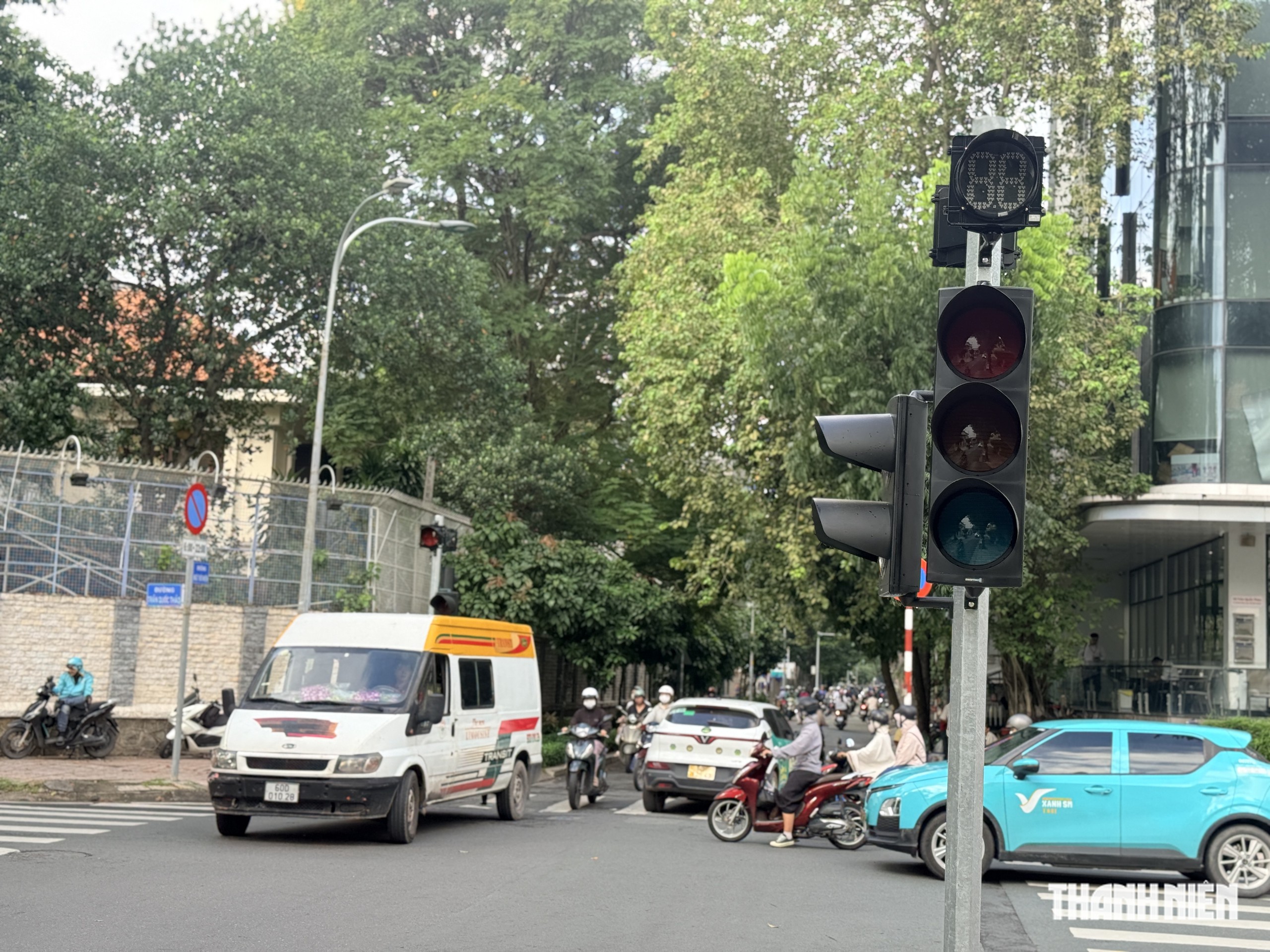 Đường Ngô Thời Nhiệm lắp loạt đèn tín hiệu, người dân: 'Lẽ ra phải lắp từ lâu' - Ảnh 4.