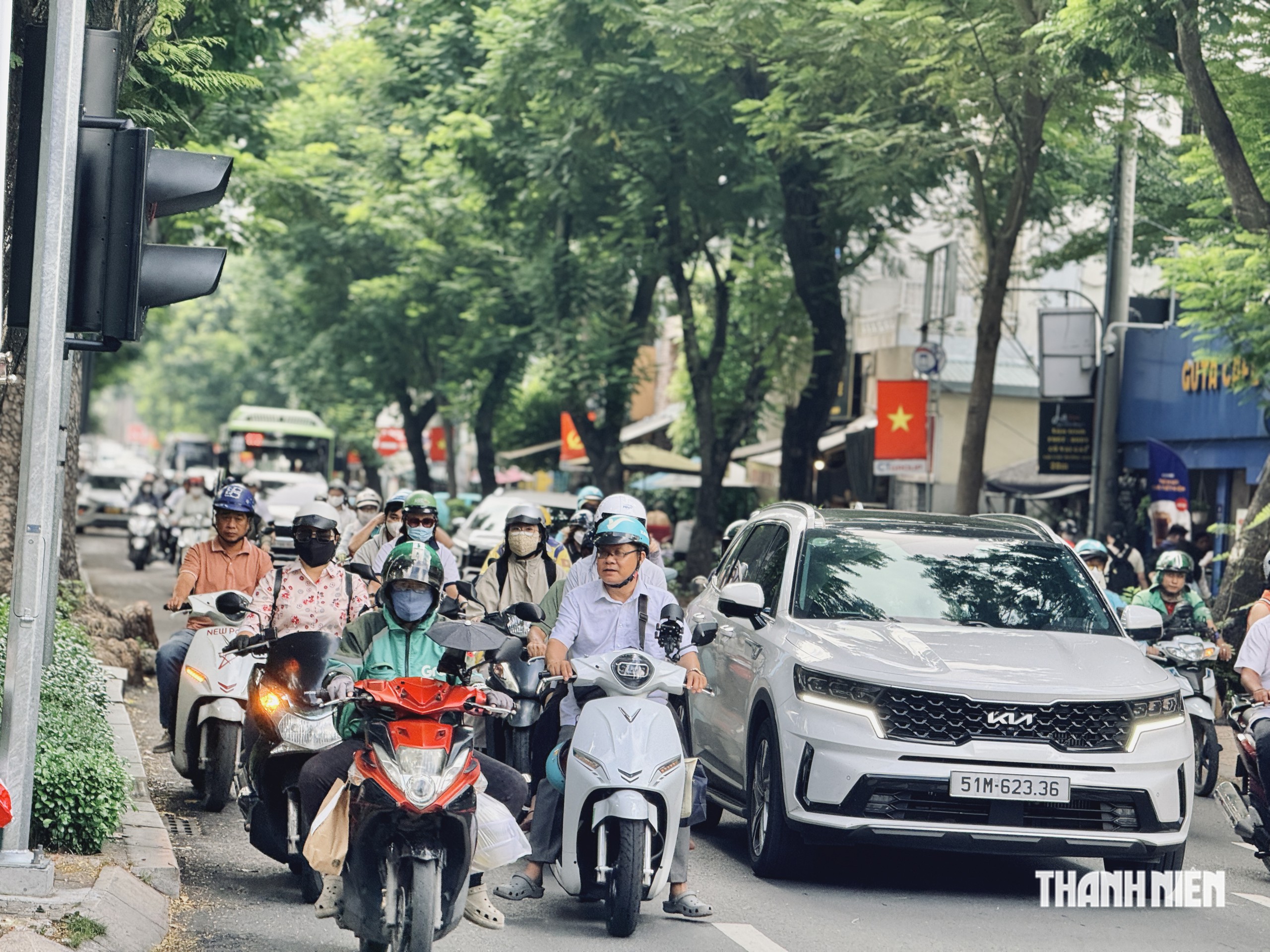 Đường Ngô Thời Nhiệm lắp loạt đèn tín hiệu, người dân: 'Lẽ ra phải lắp từ lâu' - Ảnh 1.