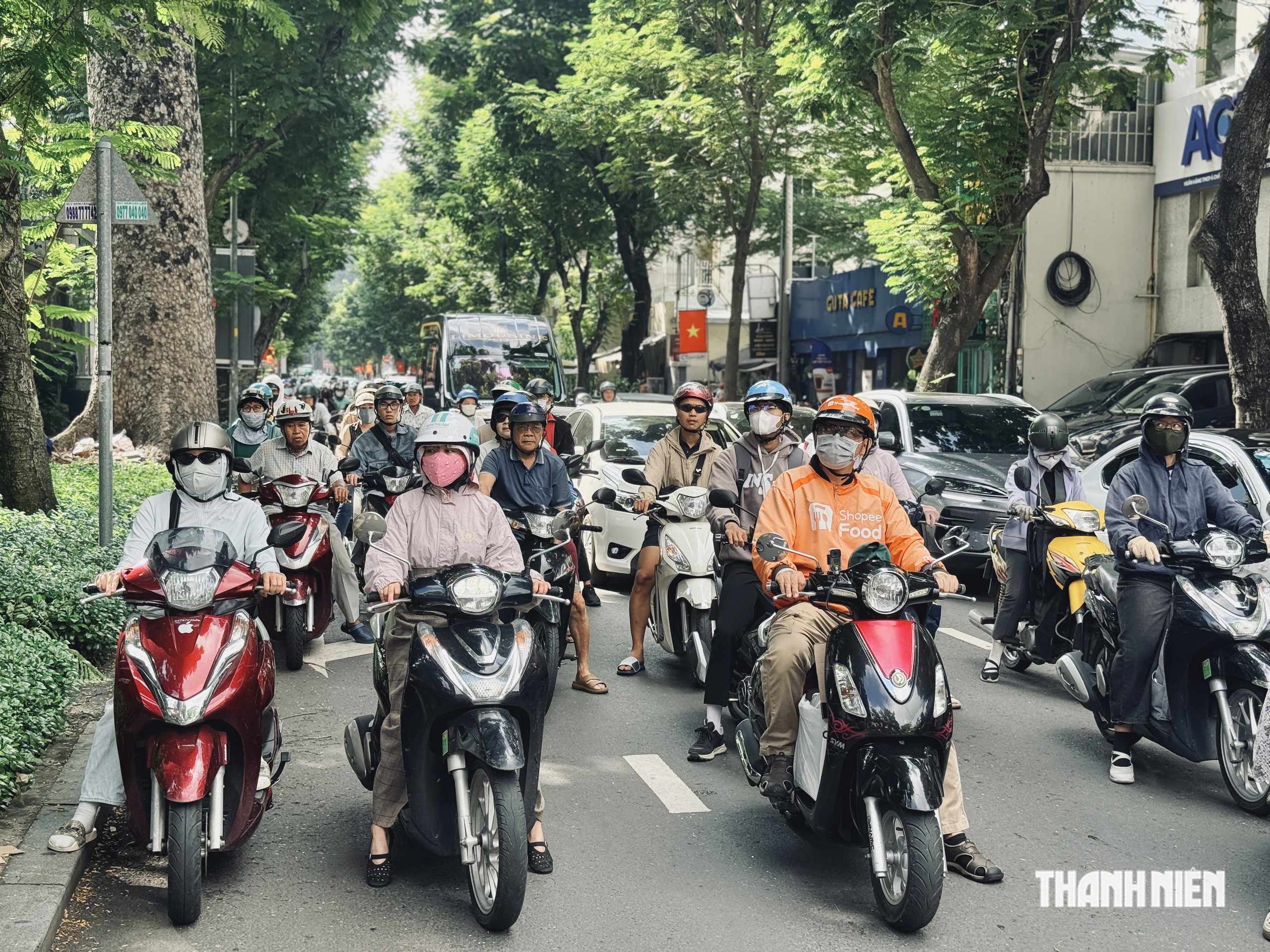 Đường Ngô Thời Nhiệm lắp loạt đèn tín hiệu, người dân: 'Lẽ ra phải lắp từ lâu' - Ảnh 5.