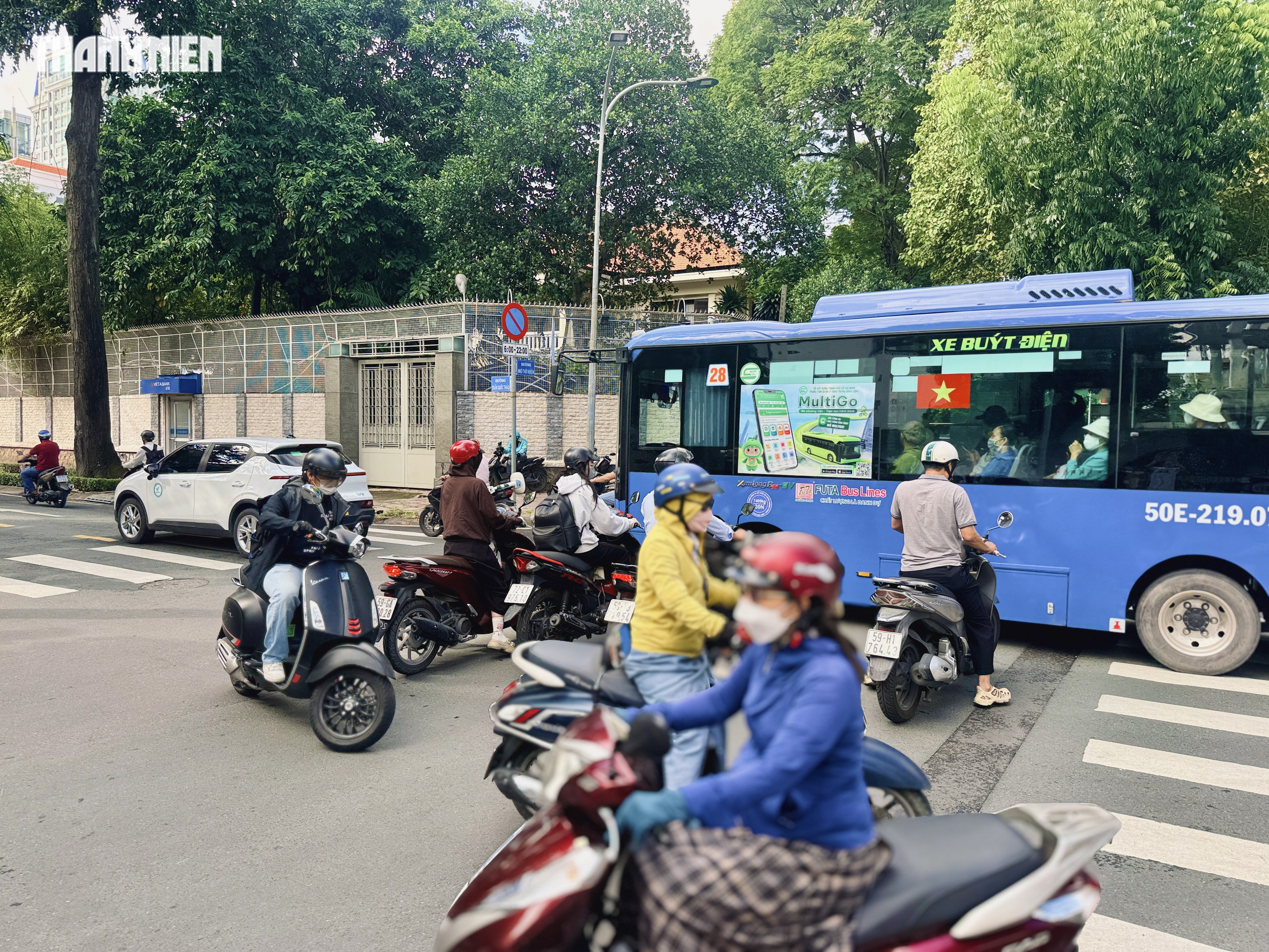 Đường Ngô Thời Nhiệm lắp loạt đèn tín hiệu, người dân: 'Lẽ ra phải lắp từ lâu' - Ảnh 3.