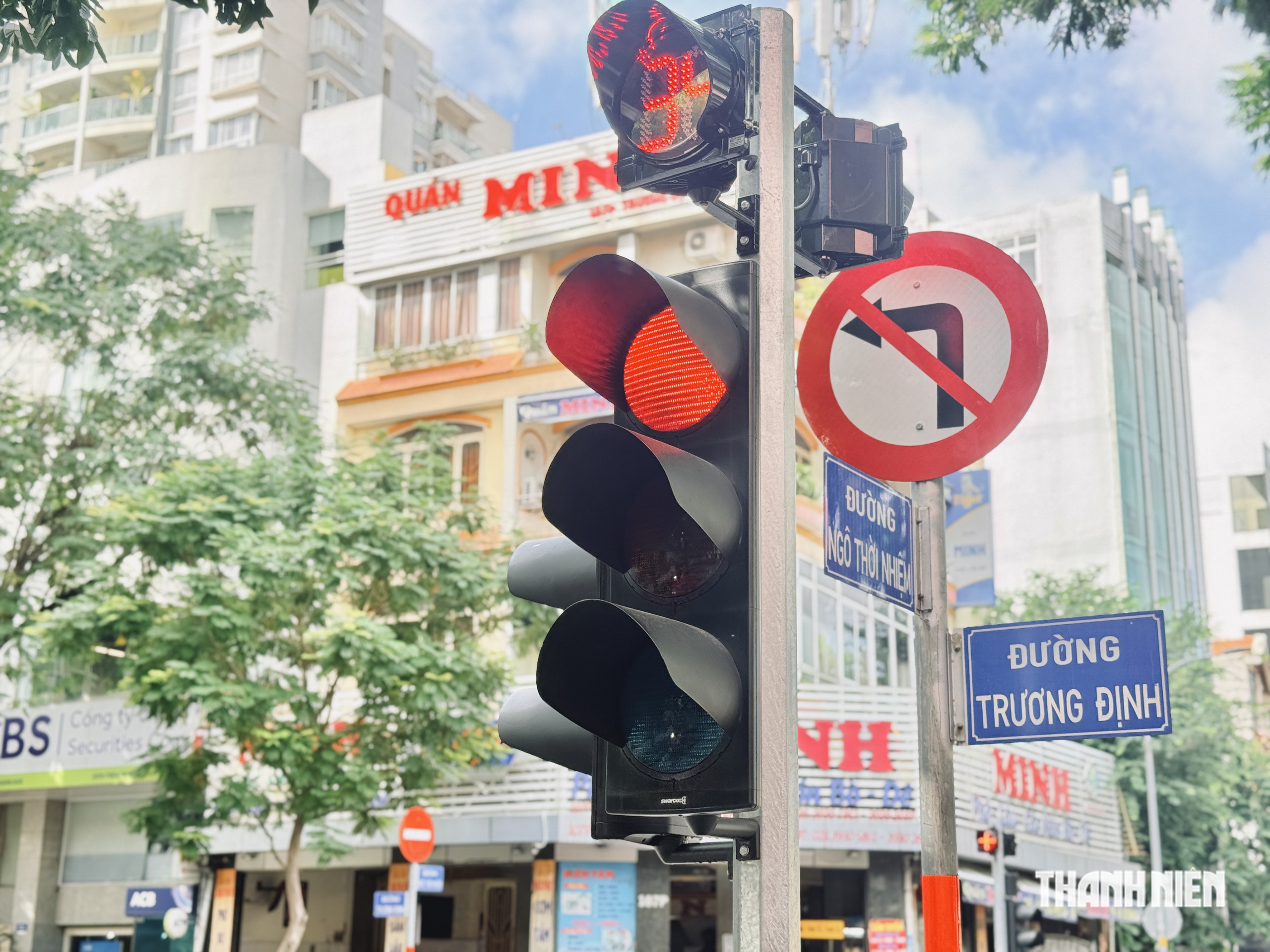 Đường Ngô Thời Nhiệm lắp loạt đèn tín hiệu, người dân: 'Lẽ ra phải lắp từ lâu' - Ảnh 7.