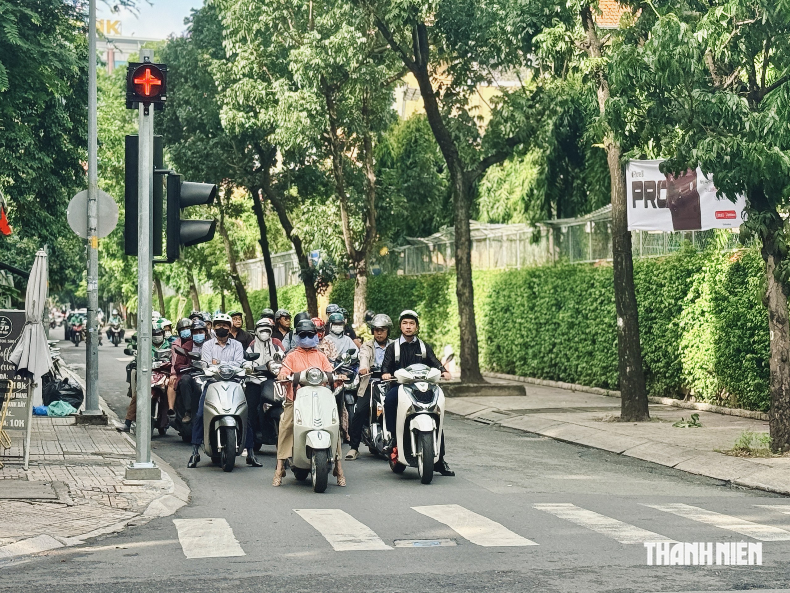 Đường Ngô Thời Nhiệm lắp loạt đèn tín hiệu, người dân: 'Lẽ ra phải lắp từ lâu' - Ảnh 2.