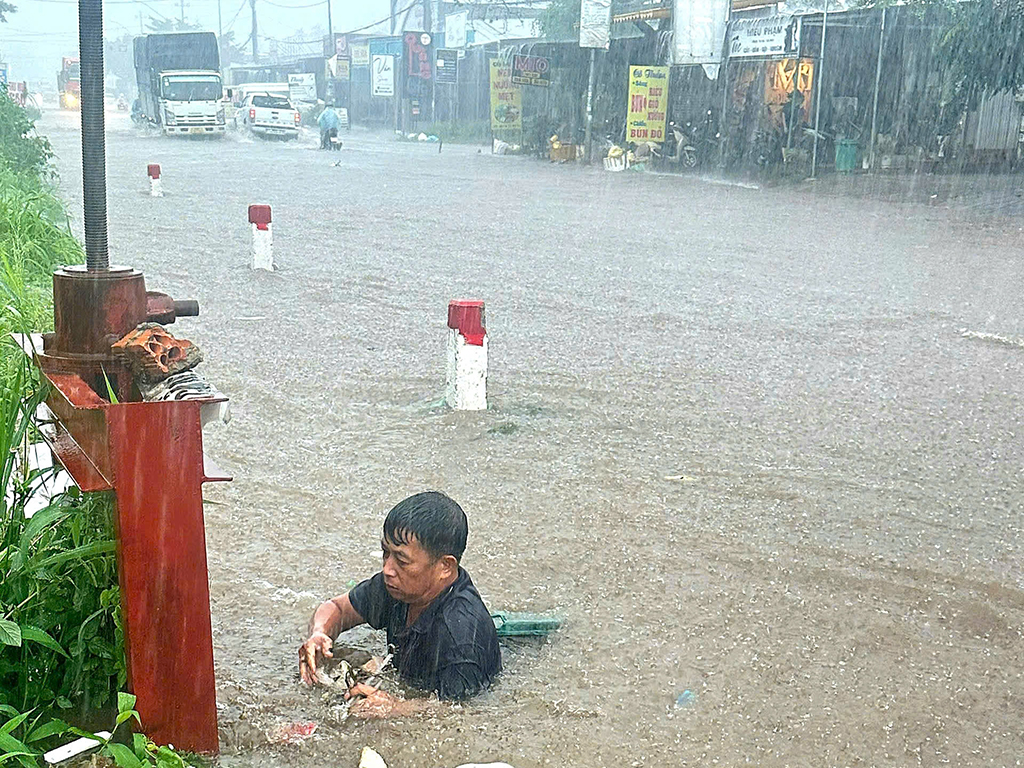 Trưởng thôn lội nước xiết khơi thông cống - Ảnh 1.