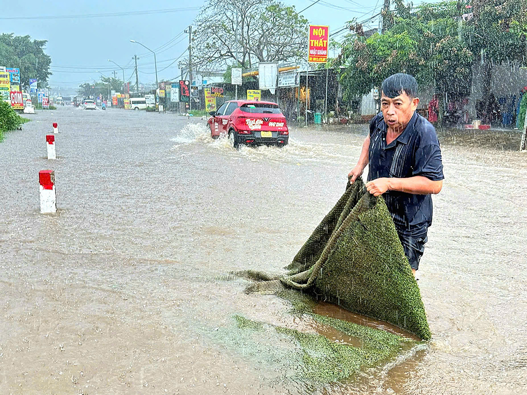 Trưởng thôn lội nước xiết khơi thông cống - Ảnh 2.