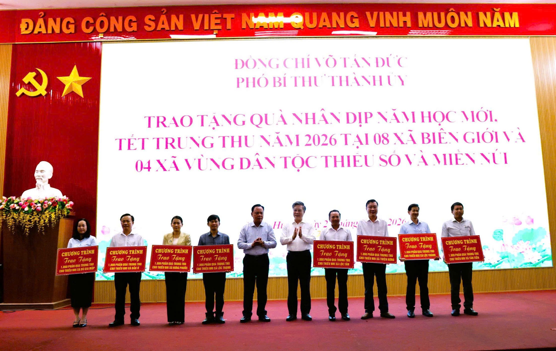 10.000 phần quà trung thu đến thiếu nhi vùng biên giới, đồng bào dân tộc thiểu số - Ảnh 1.