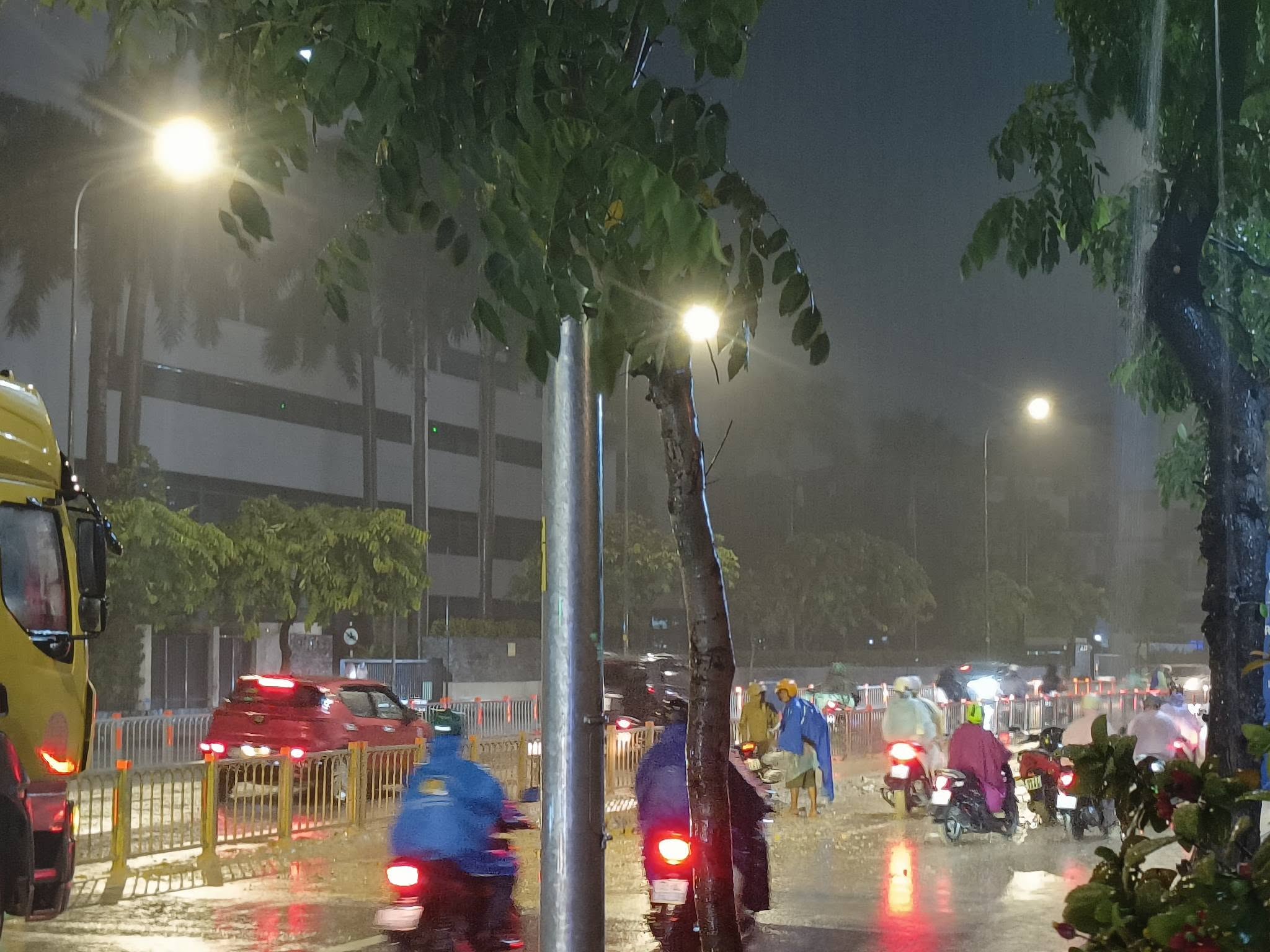 Xe máy té ngã vì bùn đất trên đường Cộng Hòa: CSGT TP.HCM đang xác minh - Ảnh 2.