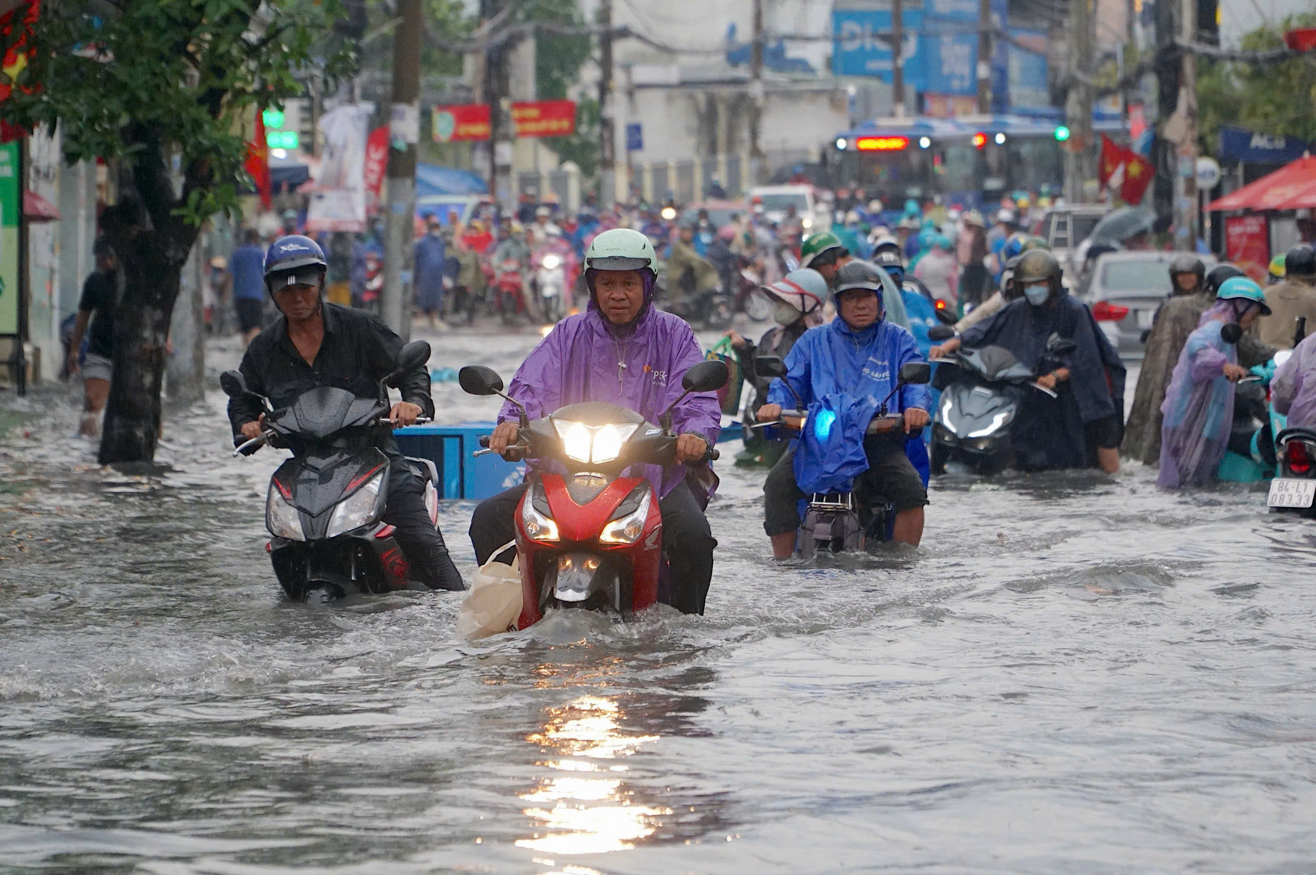 TP.HCM lại vào mùa ngập - Ảnh 1.