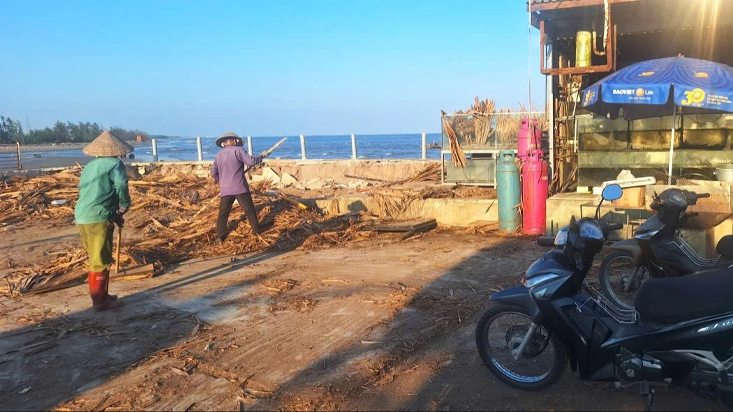 Người dân tự nguyện tháo dỡ nhà hàng trái phép quanh nhà thờ đổ Hải Lý - Ảnh 1.