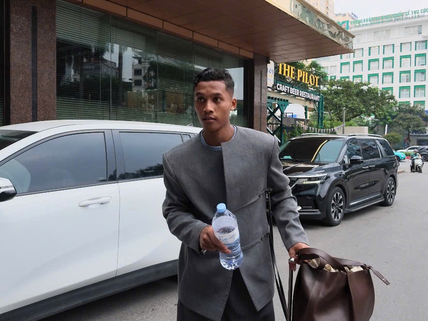 Adou Minh gây sốt khi lần đầu hội quân đội tuyển Việt Nam, Xuân Son xuất hiện cùng vợ con- Ảnh 4.