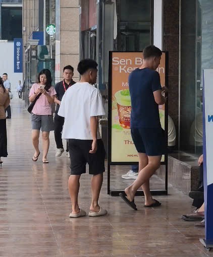 Adou Minh gây sốt khi lần đầu hội quân đội tuyển Việt Nam, Xuân Son xuất hiện cùng vợ con- Ảnh 6.