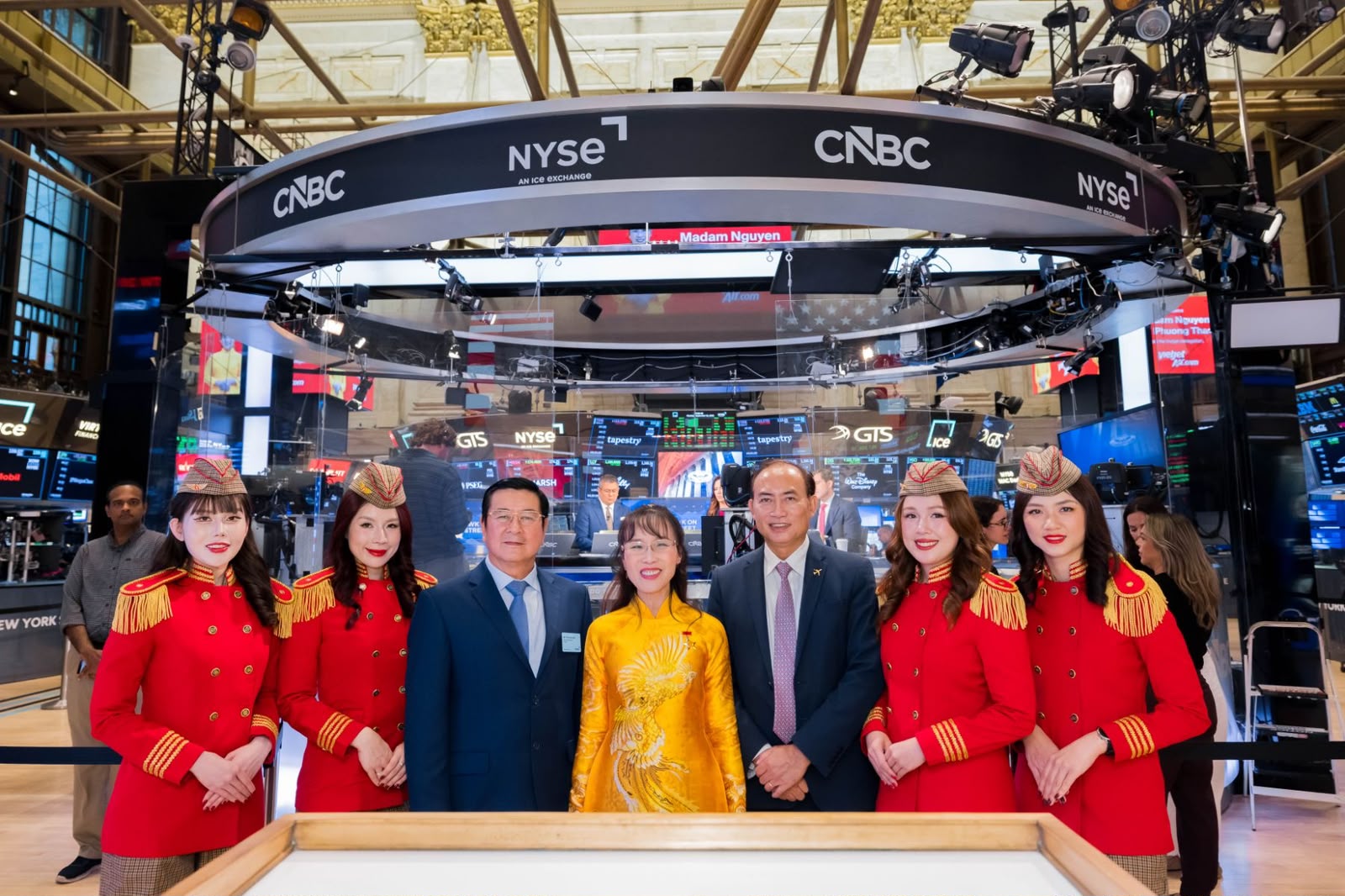 Nữ tỉ phú Nguyễn Thị Phương Thảo tham dự lễ rung chuông NYSE của Ngoại trưởng Mỹ - Ảnh 1.