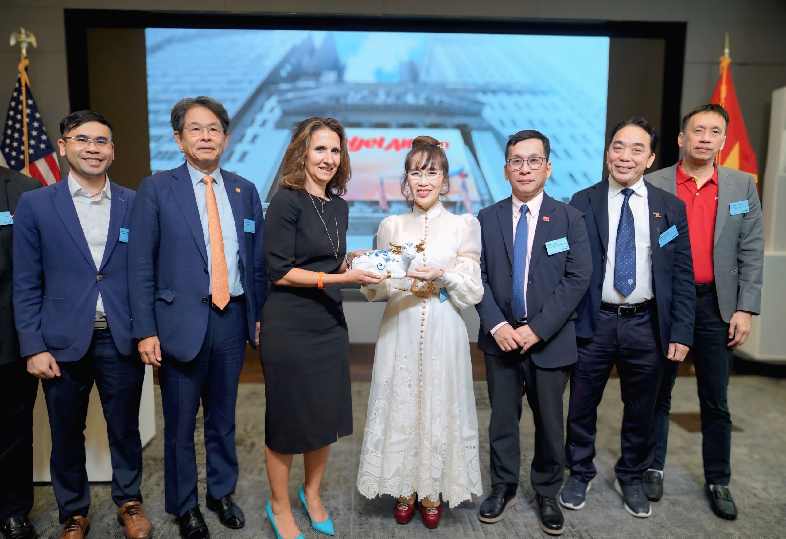 Nữ tỉ phú Nguyễn Thị Phương Thảo tham dự lễ rung chuông NYSE của Ngoại trưởng Mỹ - Ảnh 4.