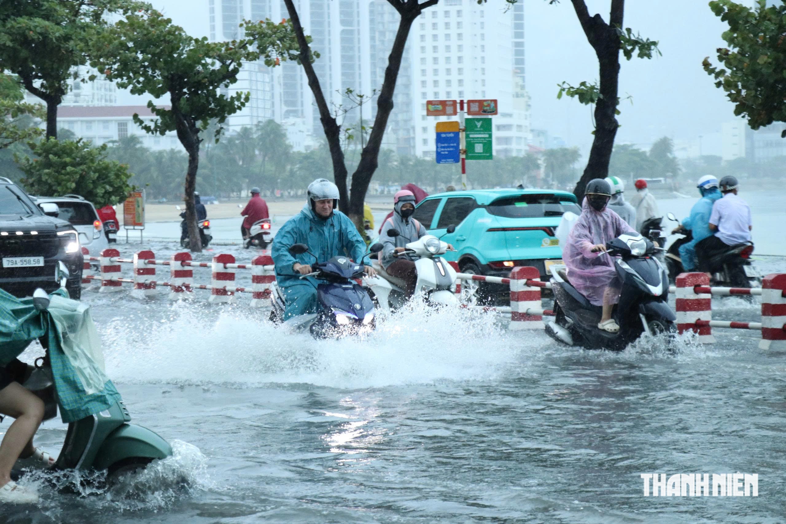 Mưa lớn khiến Nha Trang ngập nhiều tuyến đường, Kh&aacute;nh H&ograve;a c&oacute; khả năng xuất hiện lũ- Ảnh 4.