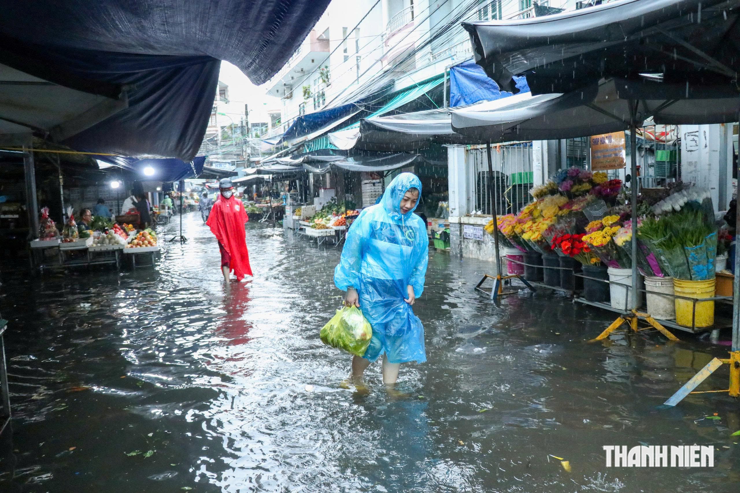 Mưa lớn khiến Nha Trang ngập nhiều tuyến đường, Kh&aacute;nh H&ograve;a c&oacute; khả năng xuất hiện lũ- Ảnh 3.