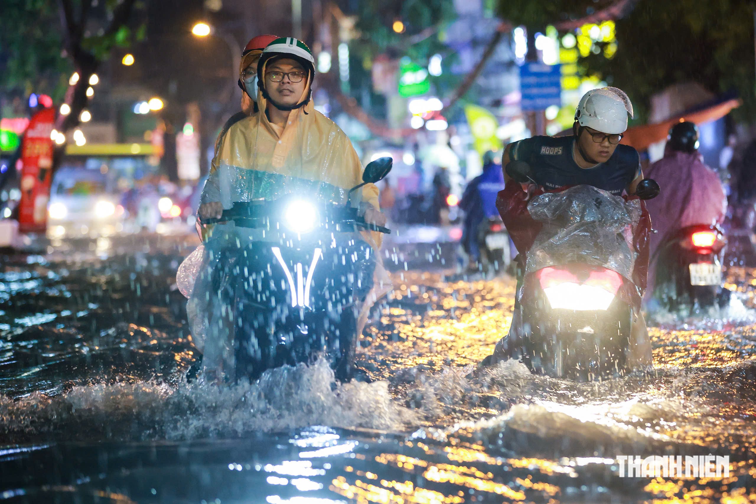 Nước lại chảy cuồn cuộn, giao thông hỗn loạn trong mưa lớn vào chiều tối ở TP.HCM - Ảnh 11.