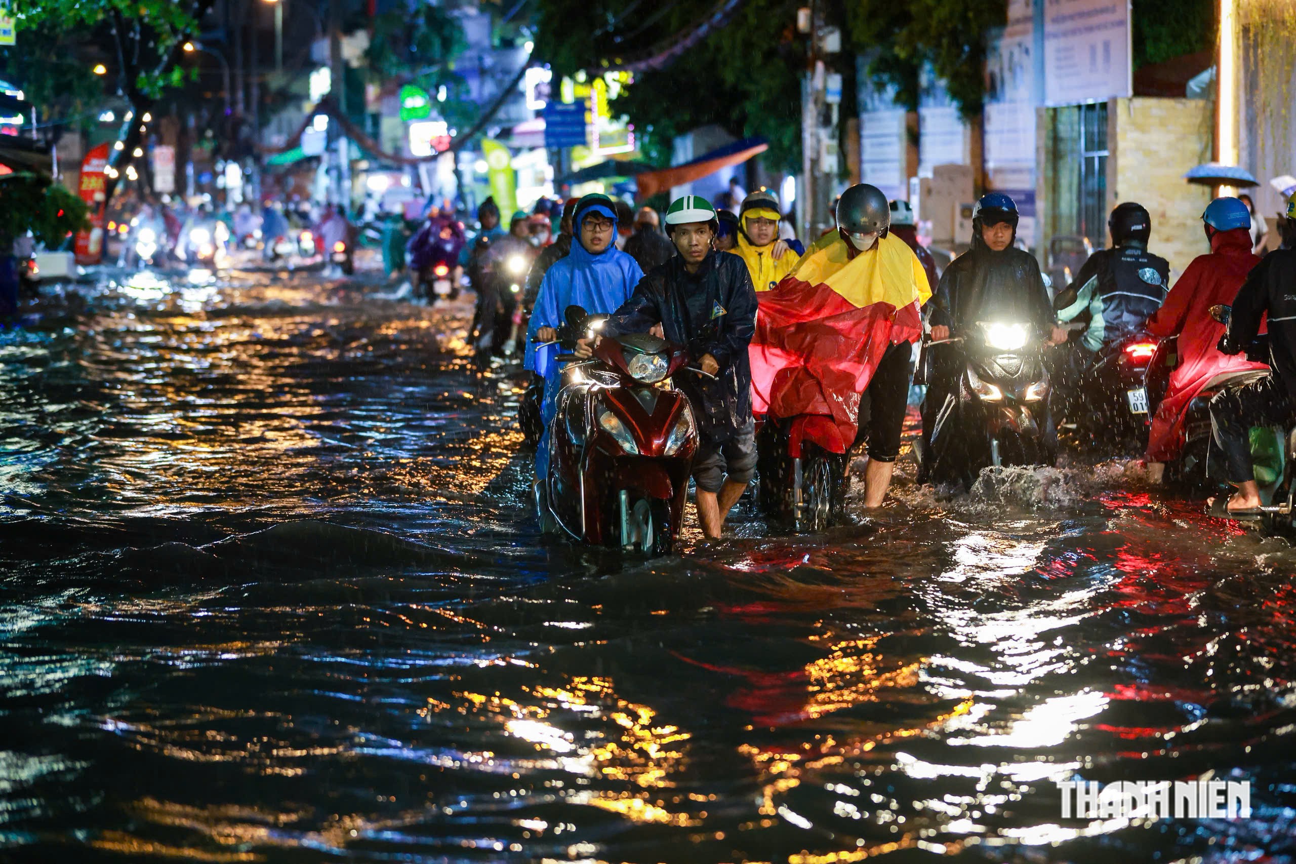 Nước lại chảy cuồn cuộn, giao thông hỗn loạn trong mưa lớn vào chiều tối ở TP.HCM - Ảnh 10.