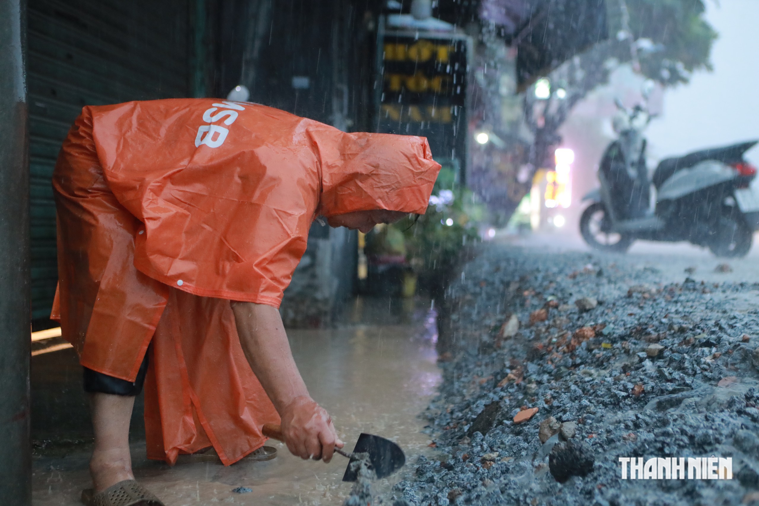 Nâng nền quốc lộ 13: Có hộ bỏ 70 triệu sửa nhà, từ nền đến trần chỉ còn 1,9 m- Ảnh 1.