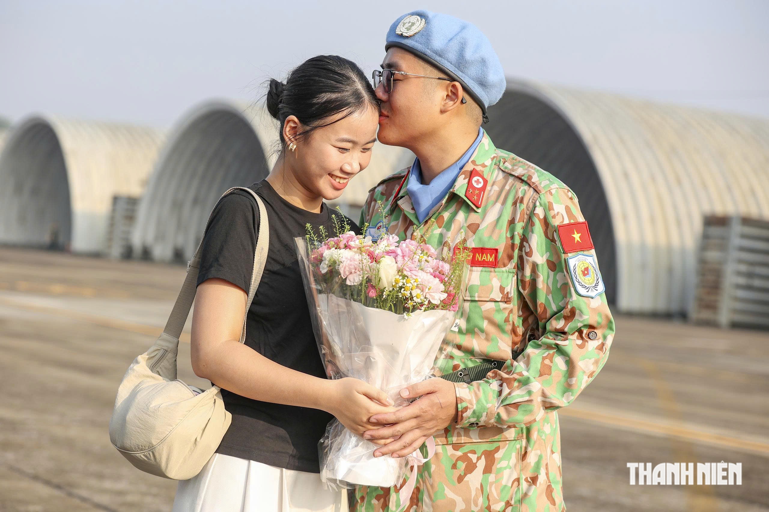 'Mong anh hoàn thành nhiệm vụ để về cưới em'- Ảnh 6.