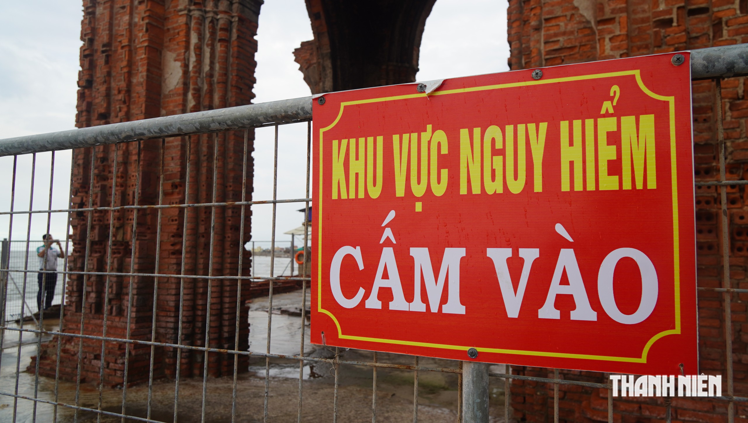 Người dân tự nguyện tháo dỡ nhà hàng trái phép quanh nhà thờ đổ Hải Lý - Ảnh 5.