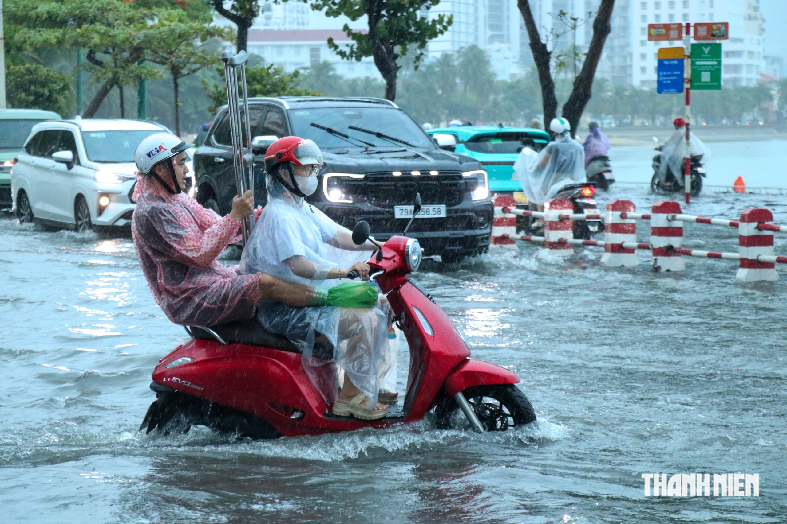 Mưa lớn khiến Nha Trang ngập nhiều tuyến đường, Kh&aacute;nh H&ograve;a c&oacute; khả năng xuất hiện lũ- Ảnh 1.