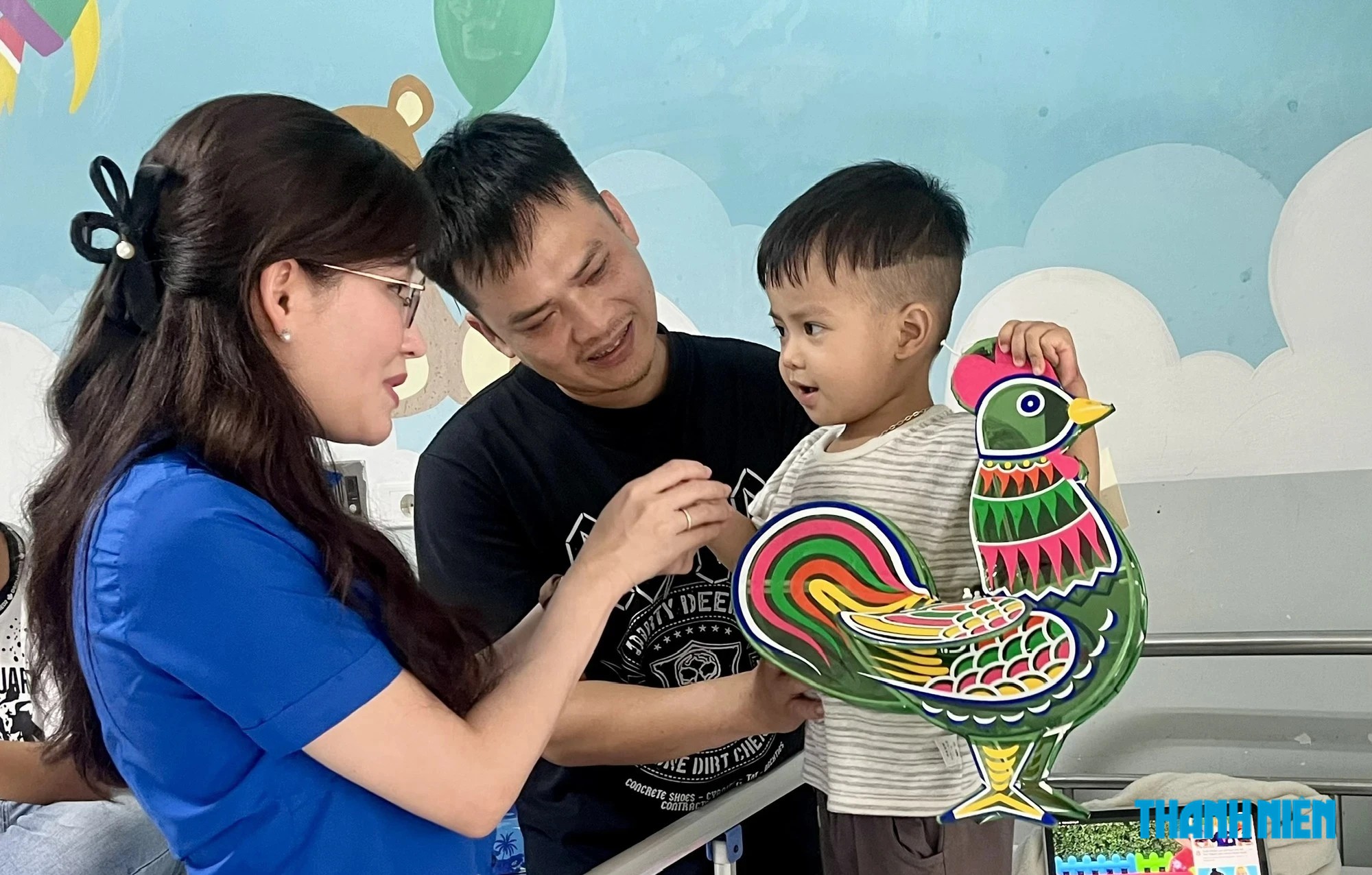 Tặng quà Trung thu cho các bệnh nhi Gan mật - Ảnh 1.