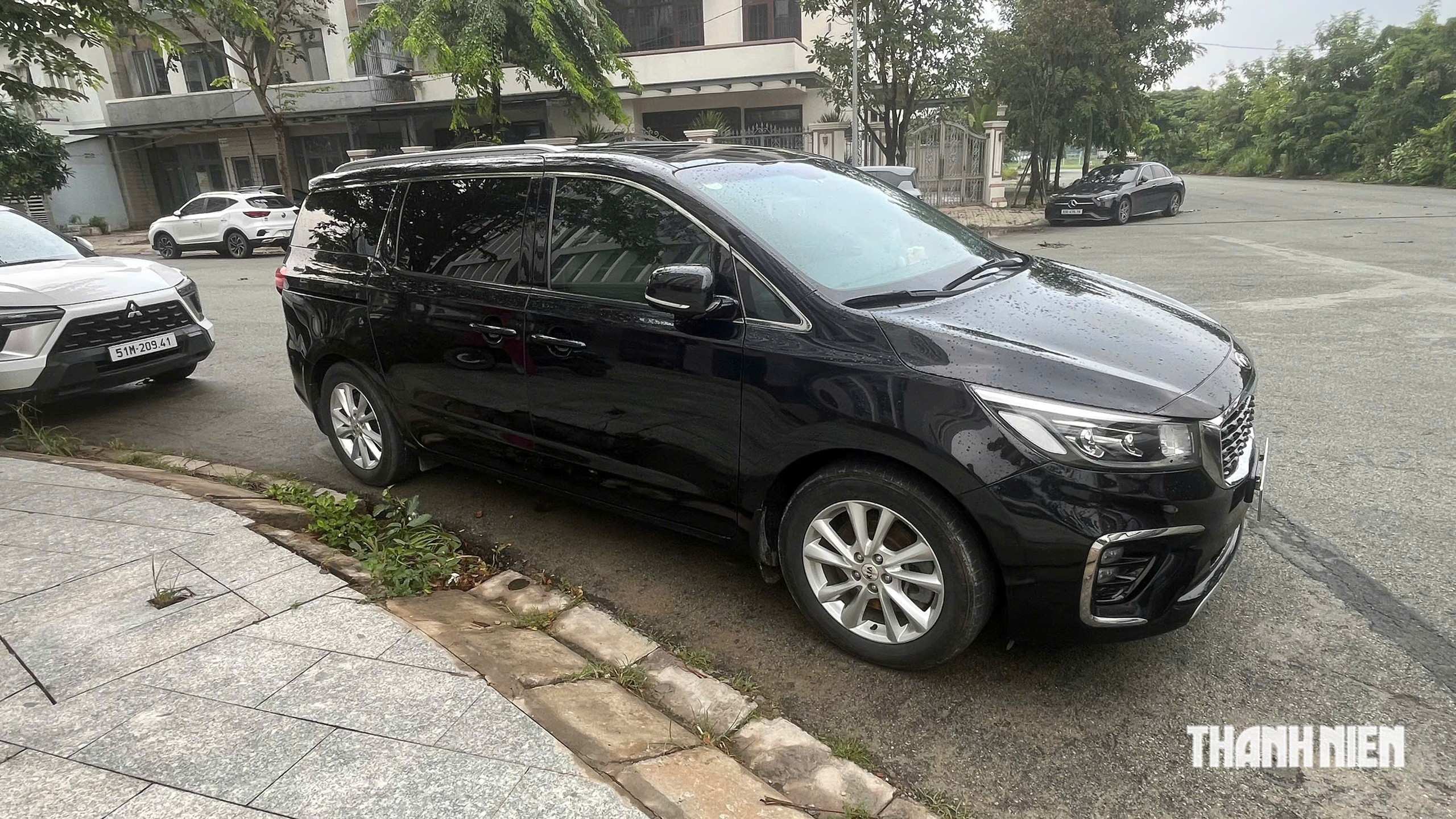 5 sai lầm khi đỗ ô tô dưới mưa dài ngày, dễ gây hư hại xe - Ảnh 2.