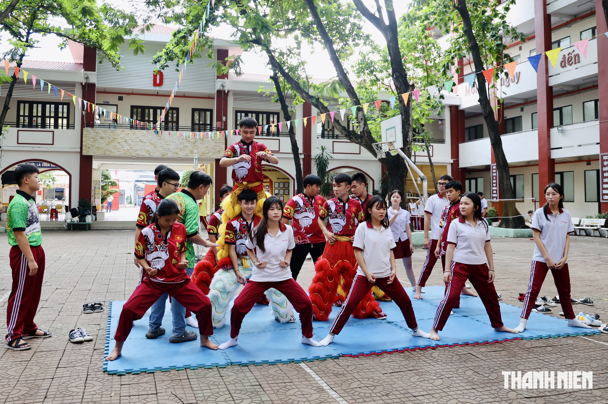 Đội lân sư rồng của học sinh ở TP.HCM: Trung thu này sẽ làm điều ý nghĩa - Ảnh 9.