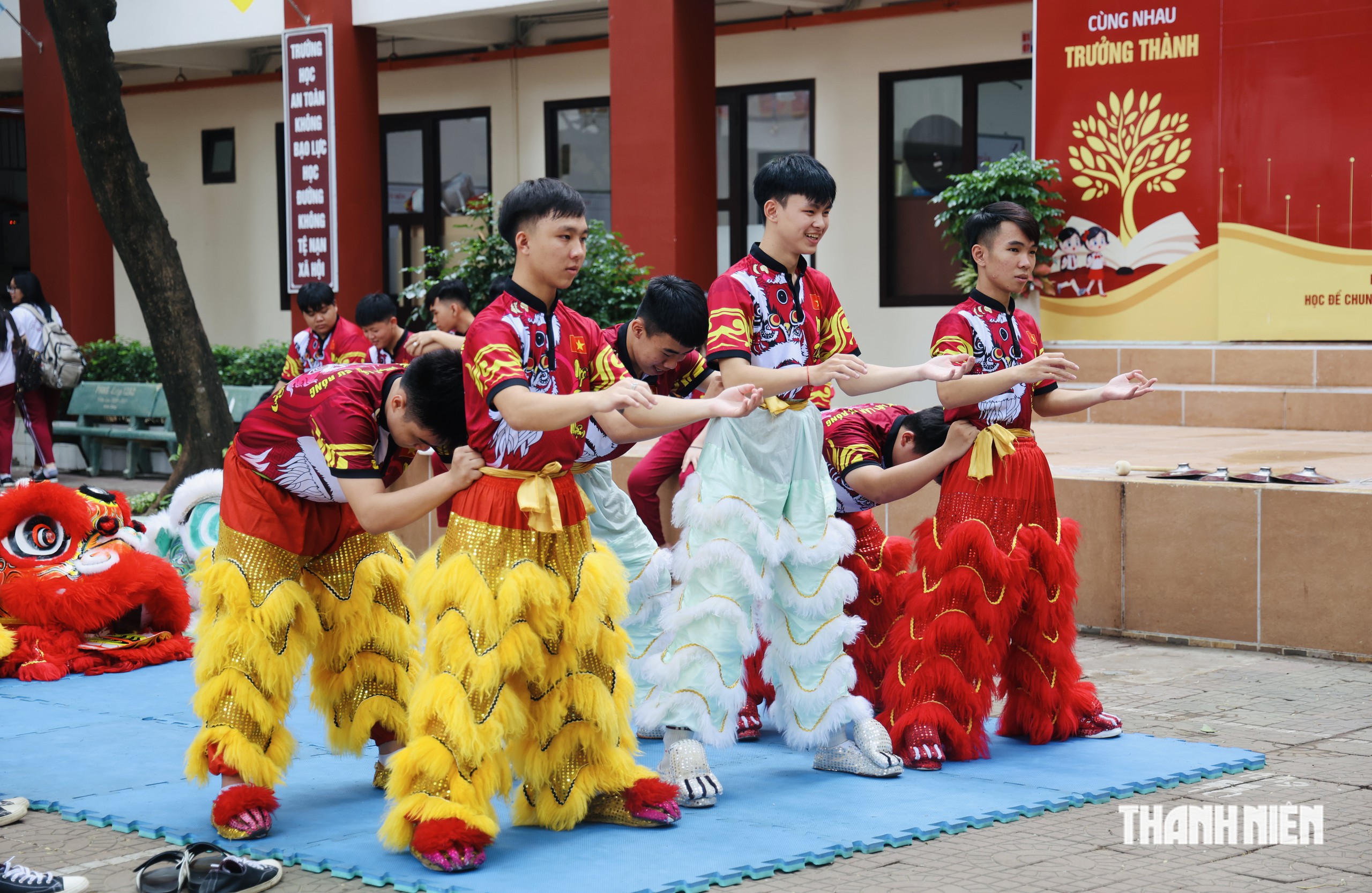 Đội lân sư rồng của học sinh ở TP.HCM: Trung thu này sẽ làm điều ý nghĩa - Ảnh 2.