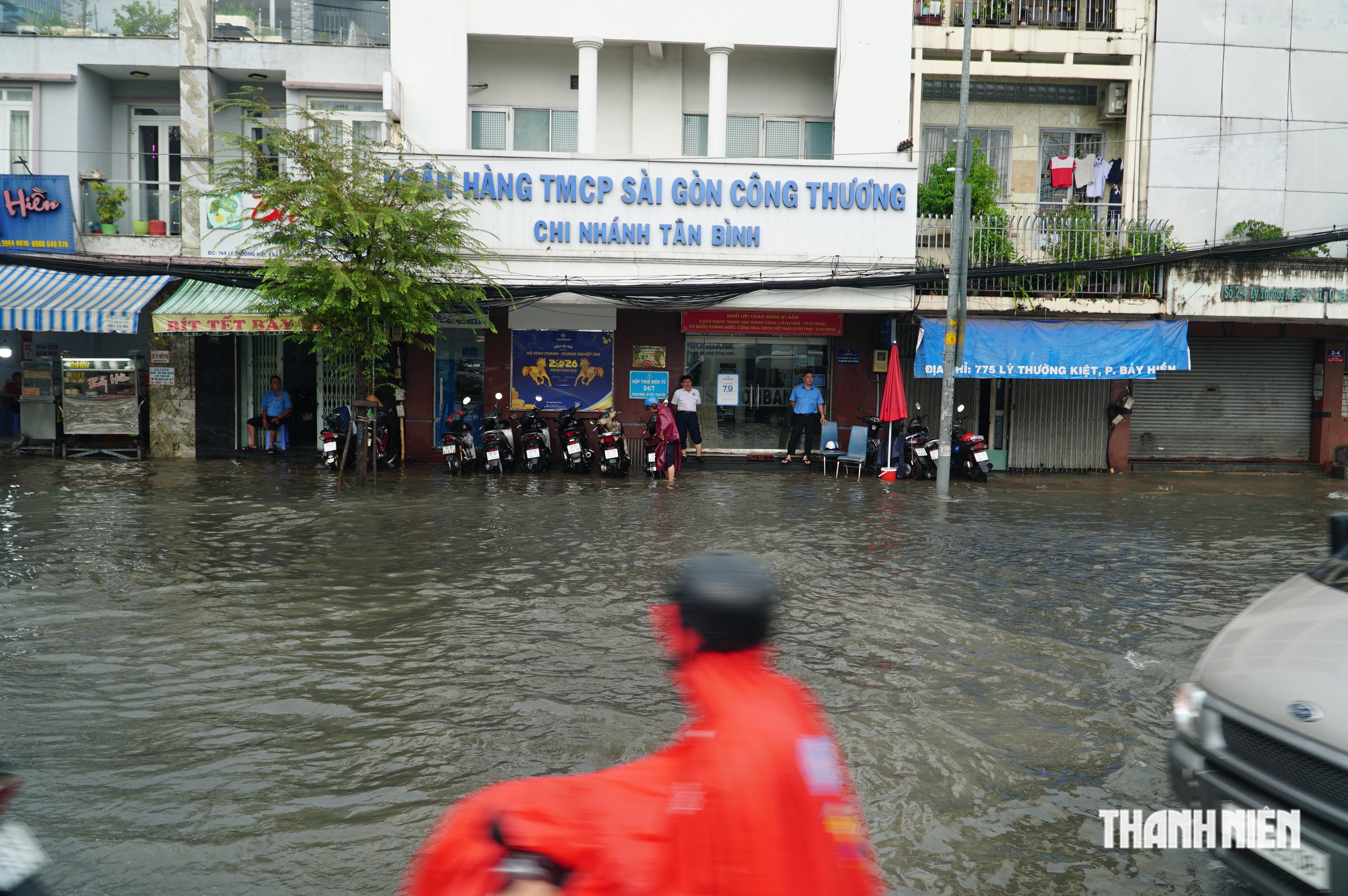 Mưa lớn ở TP.HCM: Ngã tư Bảy Hiền ngập như sông, gần 2 tiếng vẫn chưa hết - Ảnh 5.