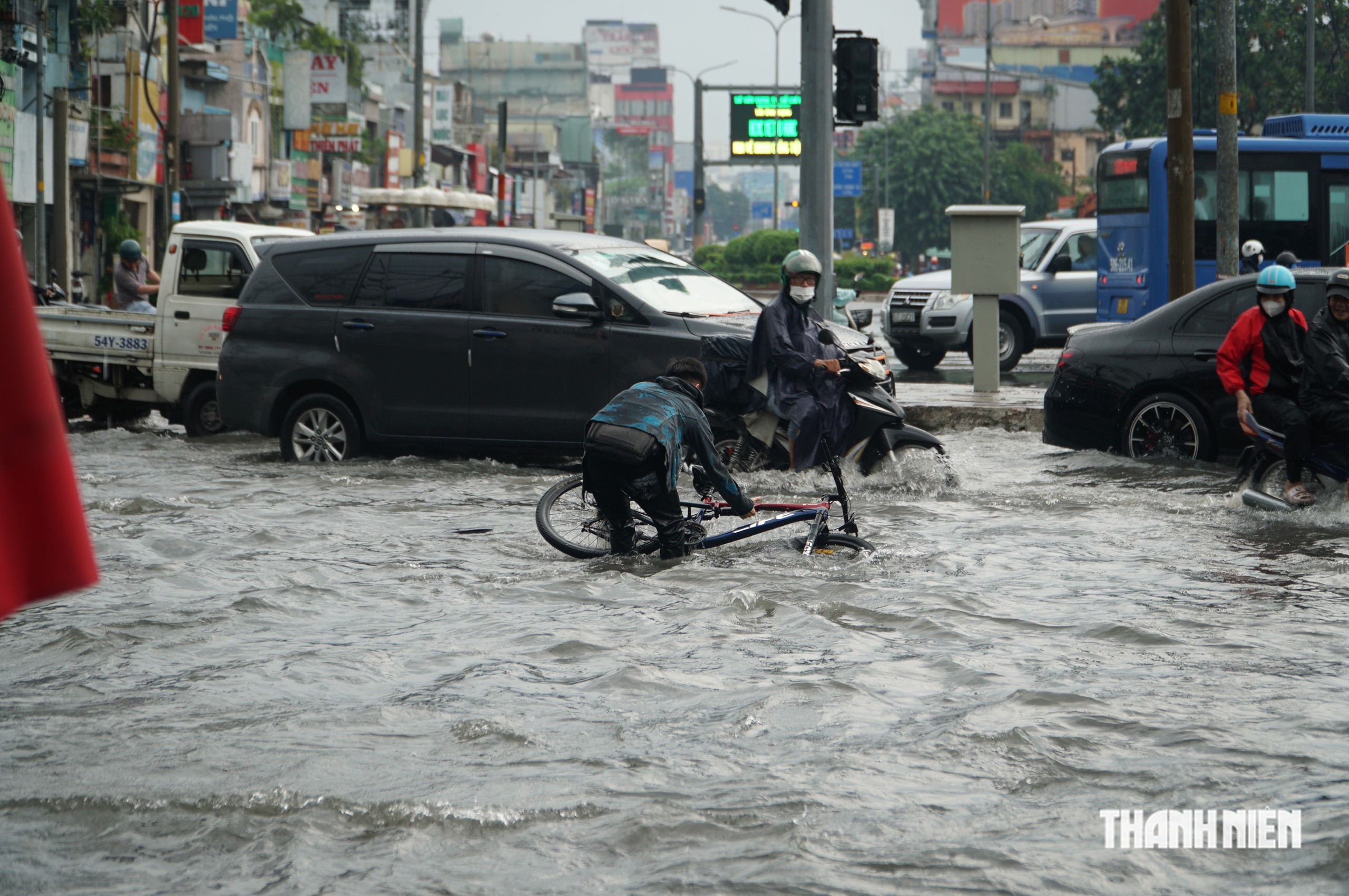 Mưa lớn ở TP.HCM: Ngã tư Bảy Hiền ngập như sông, gần 2 tiếng vẫn chưa hết - Ảnh 10.