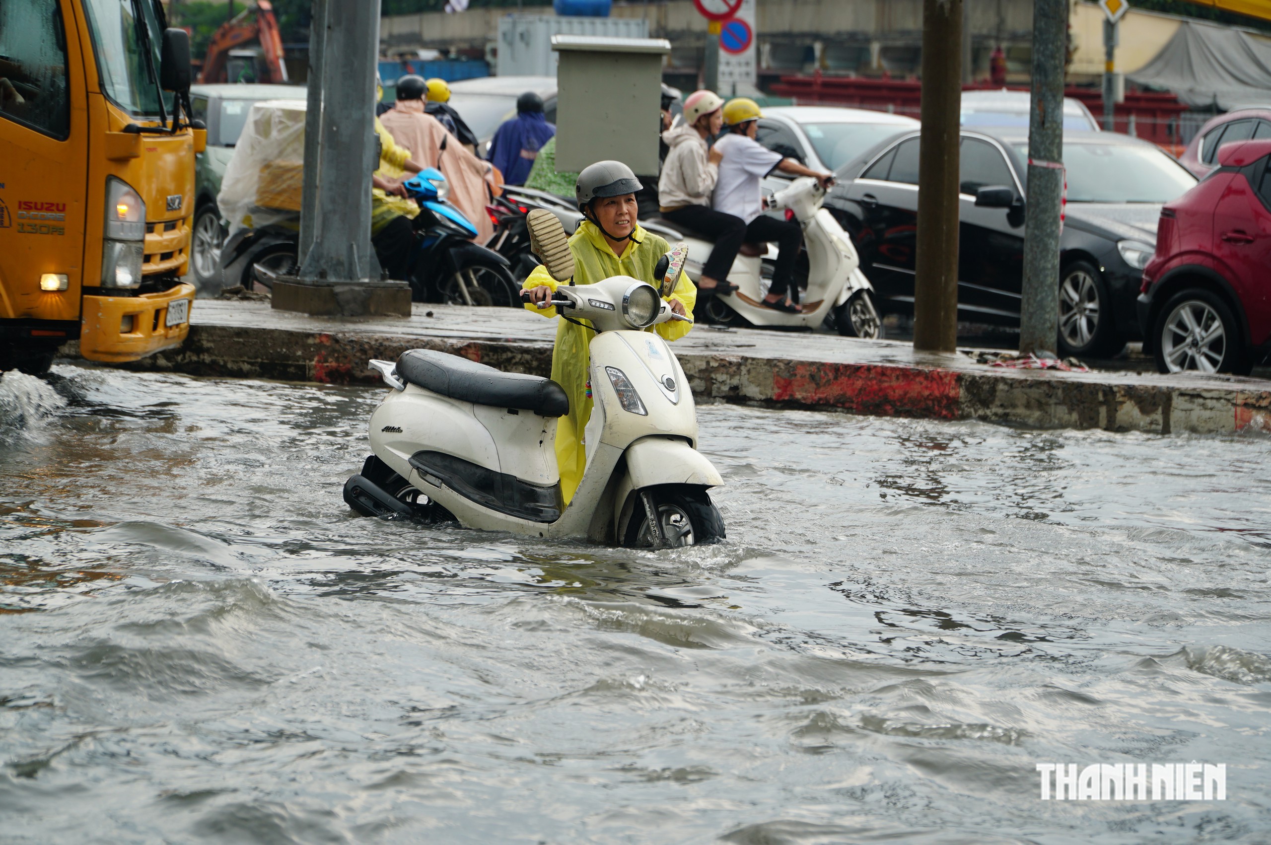Mưa lớn ở TP.HCM: Ngã tư Bảy Hiền ngập như sông, gần 2 tiếng vẫn chưa hết - Ảnh 9.