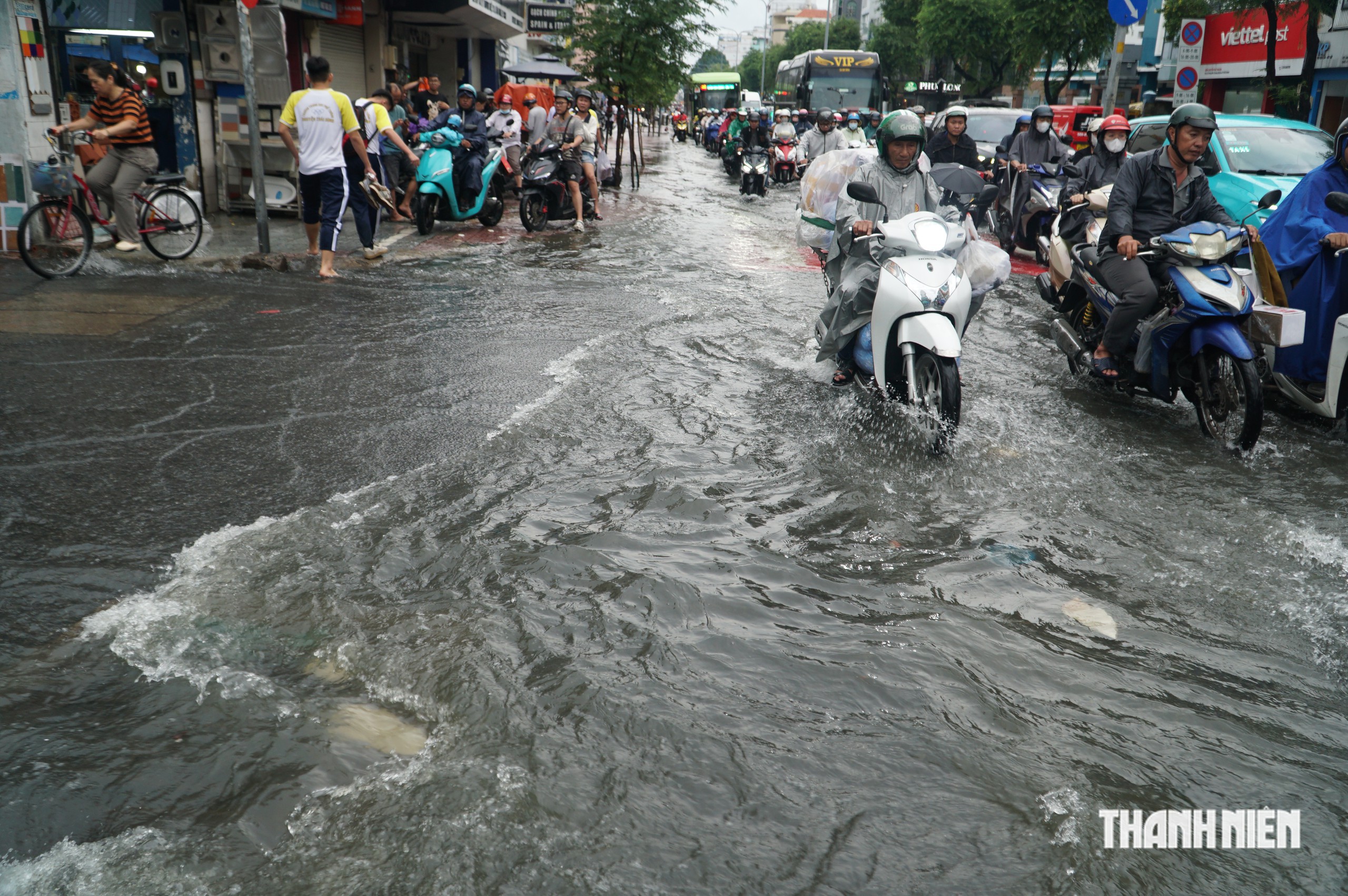 Mưa lớn ở TP.HCM: Ngã tư Bảy Hiền ngập như sông, gần 2 tiếng vẫn chưa hết - Ảnh 12.